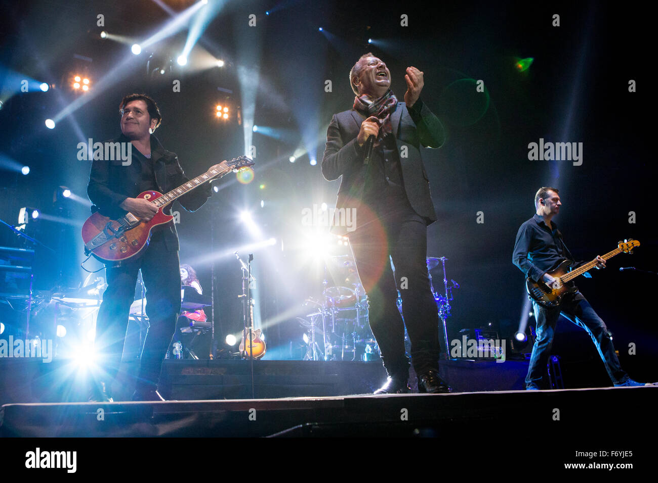 Milan, Italie. 21 novembre, 2015. Le groupe de rock écossais Simple Minds effectue sur scène à Mediolanum Forum au cours de la 'Big Music Tour 2015' Credit : Rodolfo Sassano/Alamy Live News Banque D'Images