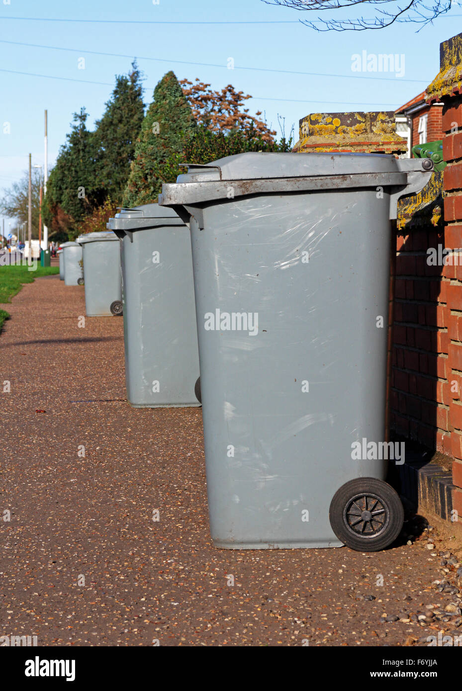 Une rangée de bacs de recyclage en attente à l'extérieur de la collection en Hellesdon, Norfolk, Angleterre, Royaume-Uni. Banque D'Images