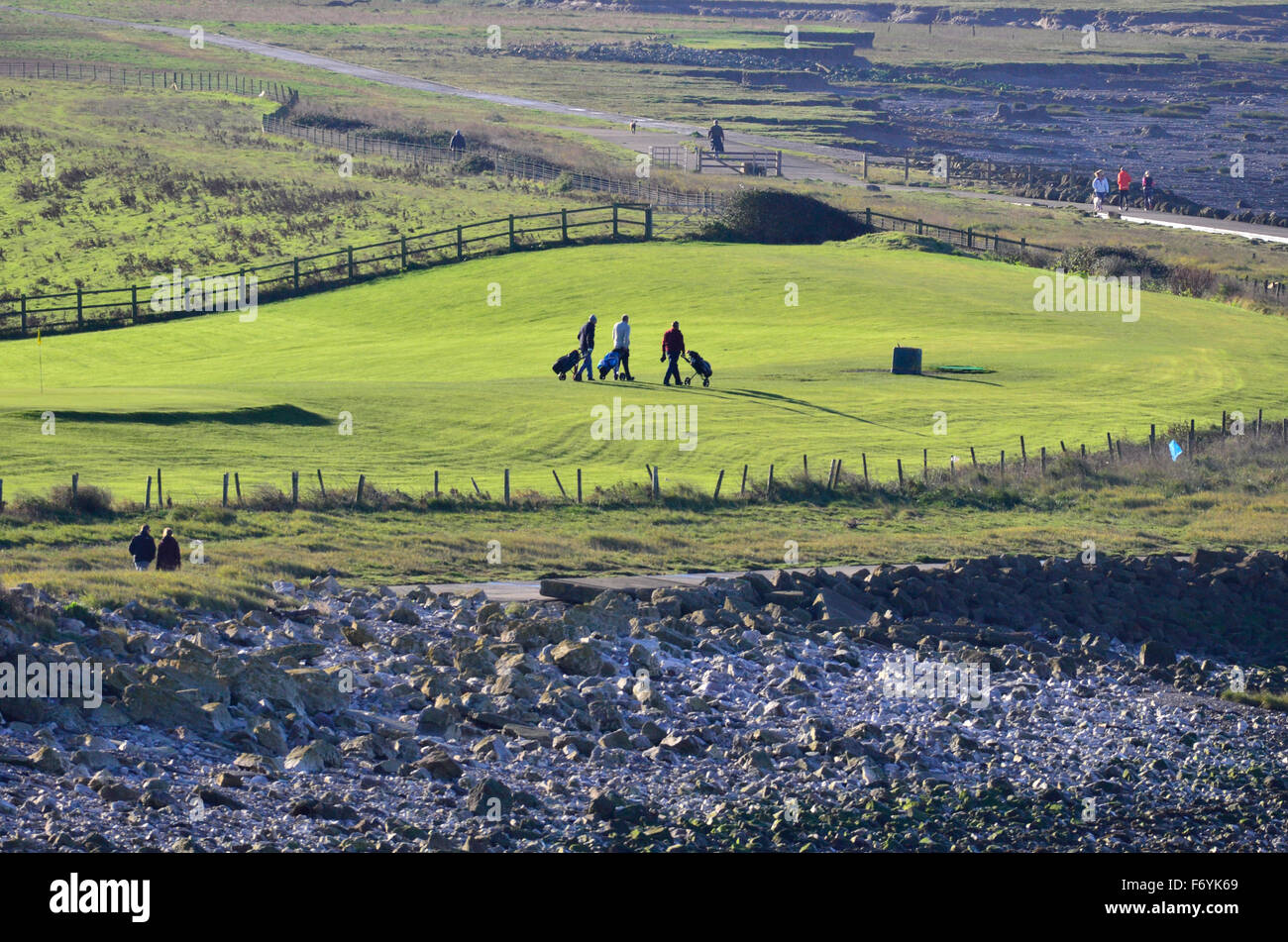 Avis de Clevedon et personnes jouant au golf. Banque D'Images