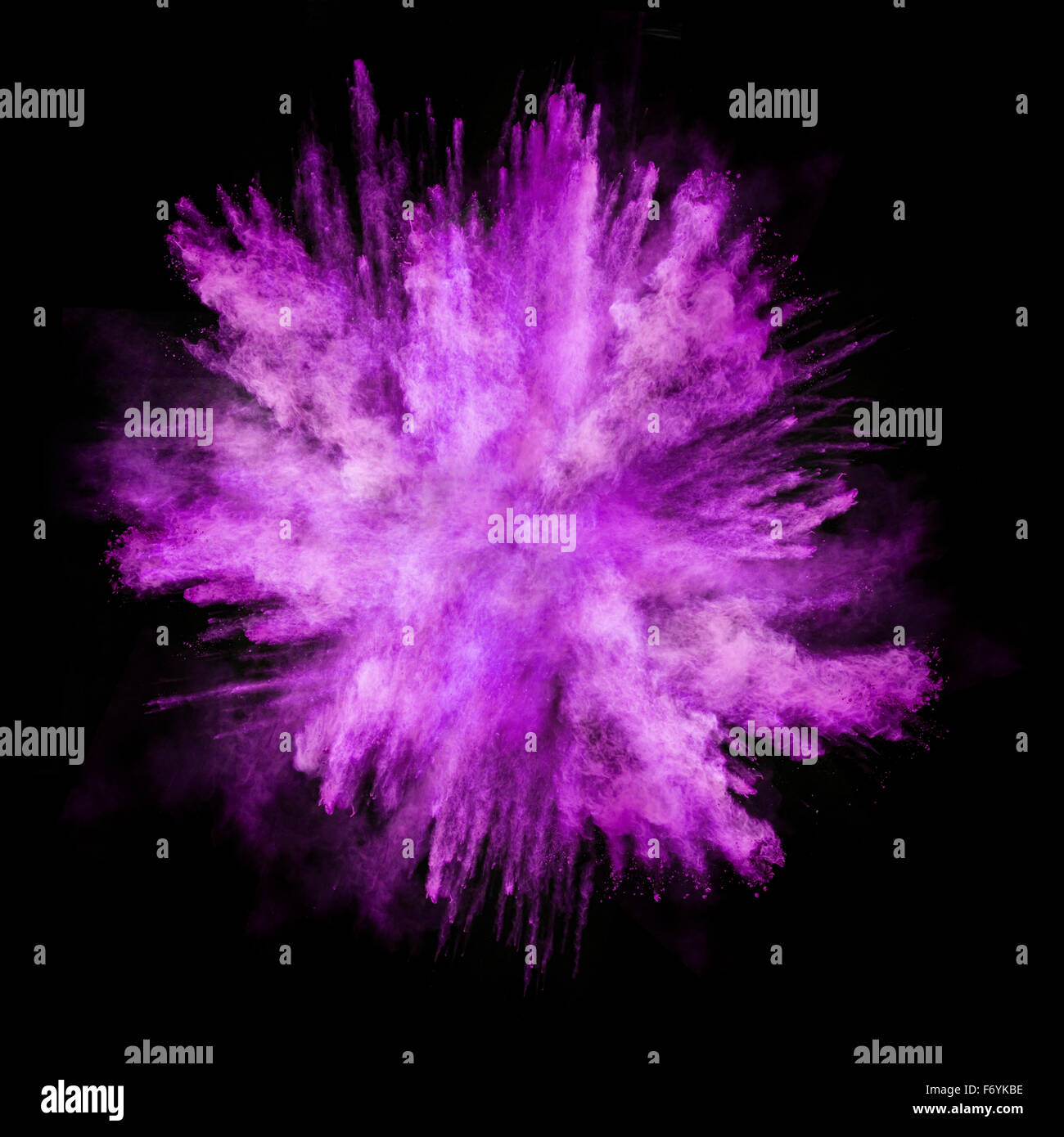 Motion de geler les explosions de poussière rose sur fond noir Banque D'Images