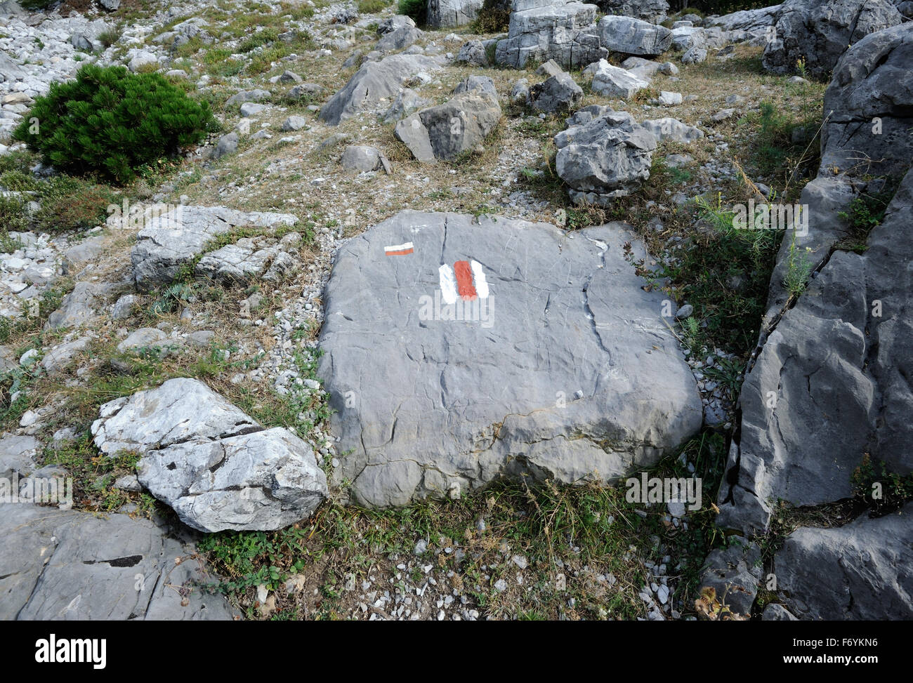 Un panneau de signalisation sur le chemin entre l'Quku Valbones j, Rilindja et Valbona Qender . Valbone, Valbona, Albanie. 06Sep15 Banque D'Images