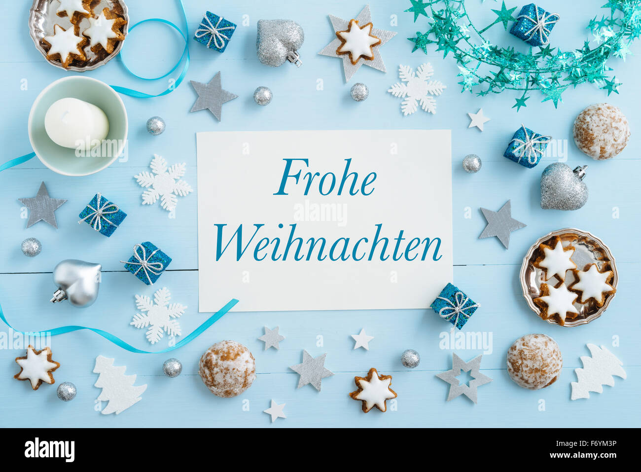 Fond de Noël, immersive, carte postale ou en-tête site web design avec les mots allemand Frohe Weihnachten sur table en bois bleu Banque D'Images