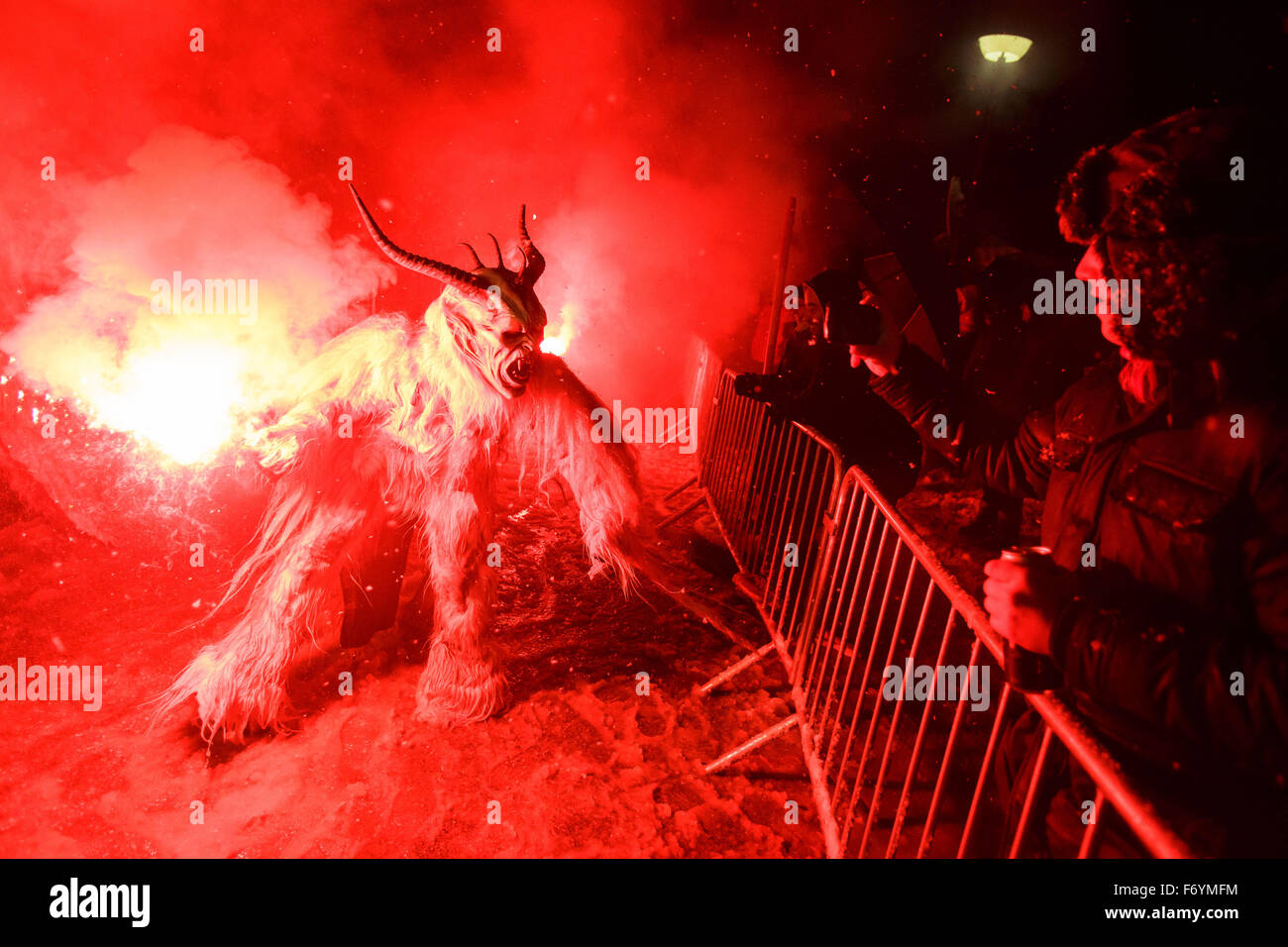 Goricane, la Slovénie. 21 Nov, 2015.Un participant vêtu comme la créature Krampus Krampus fait peur pendant la collecte de badauds dans Goricane, Slovénie, le 21 novembre, 2015. Quatre cents participants dans 20 groupes à partir de la Slovénie, l'Autriche, l'Italie et la Croatie a participé à la 4e collecte Krampus dans le village de Goricane. Dans les pays d'Europe centrale, folklore alpin Krampus est une créature démoniaque qui suit traditionnellement Saint-nicolas et anges dans la soirée du 5 décembre. Il prises sur les enfants qui n'étaient pas bonnes au cours de l'année. (Xinhua/Luka Dakskobler) Credit : Xinhua/Alamy Live News Banque D'Images