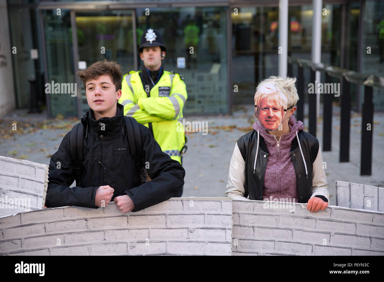Londres, Royaume-Uni. 21 Nov, 2015. Gays et lesbiennes, soutenir la manifestation en solidarité avec les migrants les migrants et les réfugiés à l'extérieur du bureau à domicile contre le projet de loi sur l'Immigration. Credit : Mark Kerrison/Alamy Live News Banque D'Images