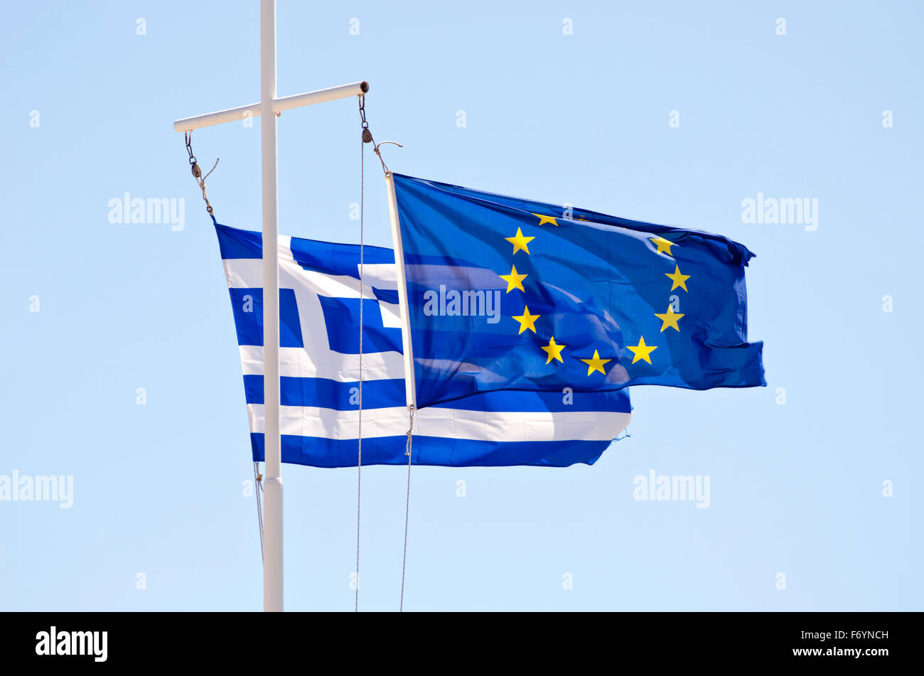 Le grec et drapeaux de l'UE sur un mât de navire. Grèce Banque D'Images