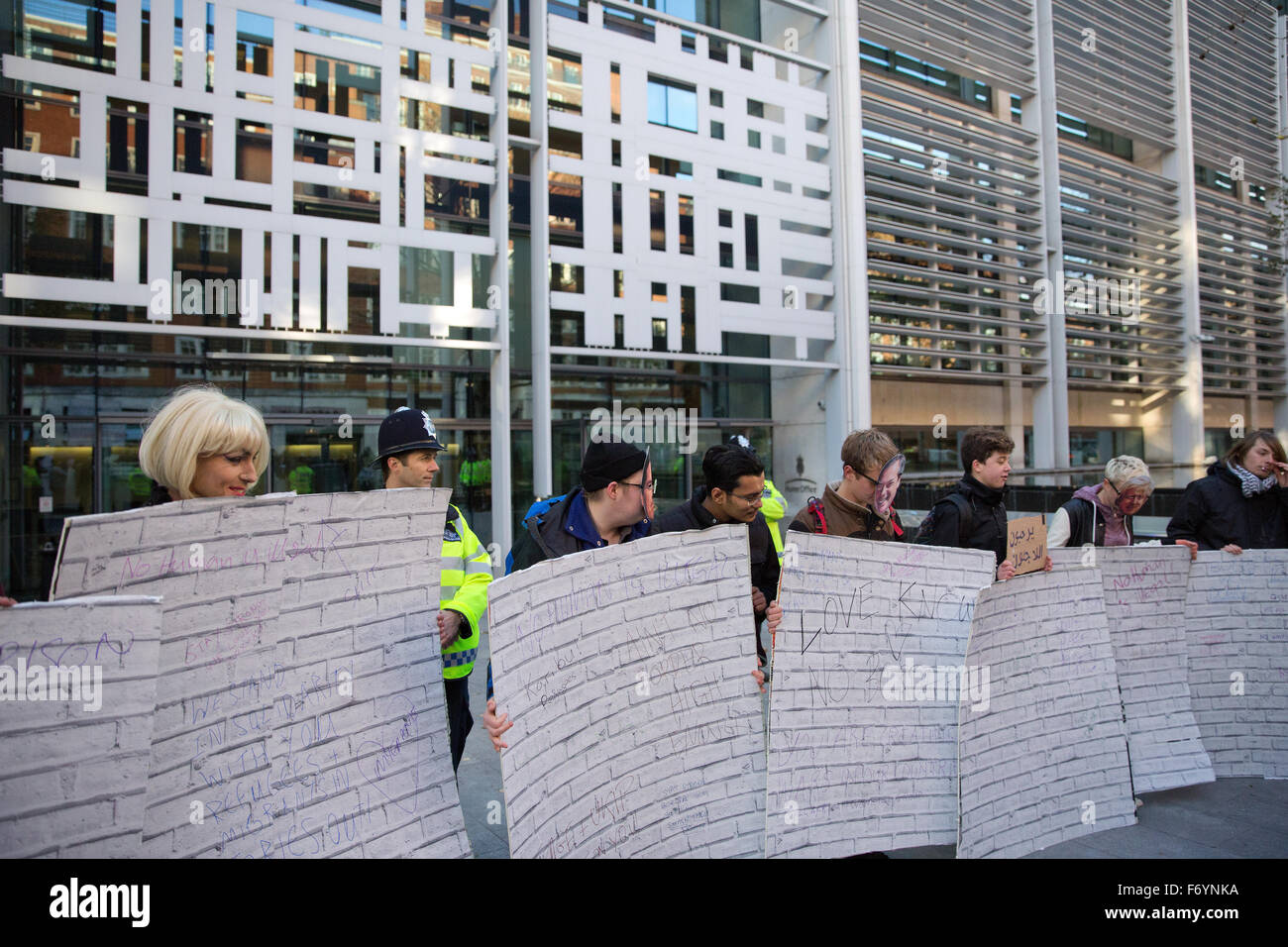 Londres, Royaume-Uni. 21 Nov, 2015. Des militants de Gays et Lesbiennes, soutenir les migrants se tenir derrière une représentation de la frontière "mur" lors d'une manifestation devant le ministère de l'Intérieur contre le projet de loi sur l'Immigration. Credit : Mark Kerrison/Alamy Live News Banque D'Images