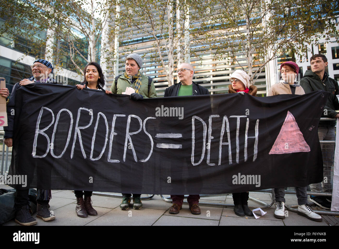 Londres, Royaume-Uni. 21 Nov, 2015. Des militants debout derrière un banner reading 'Frontières'  = mort lors d'une manifestation devant le ministère de l'Intérieur contre le projet de loi sur l'Immigration. Credit : Mark Kerrison/Alamy Live News Banque D'Images