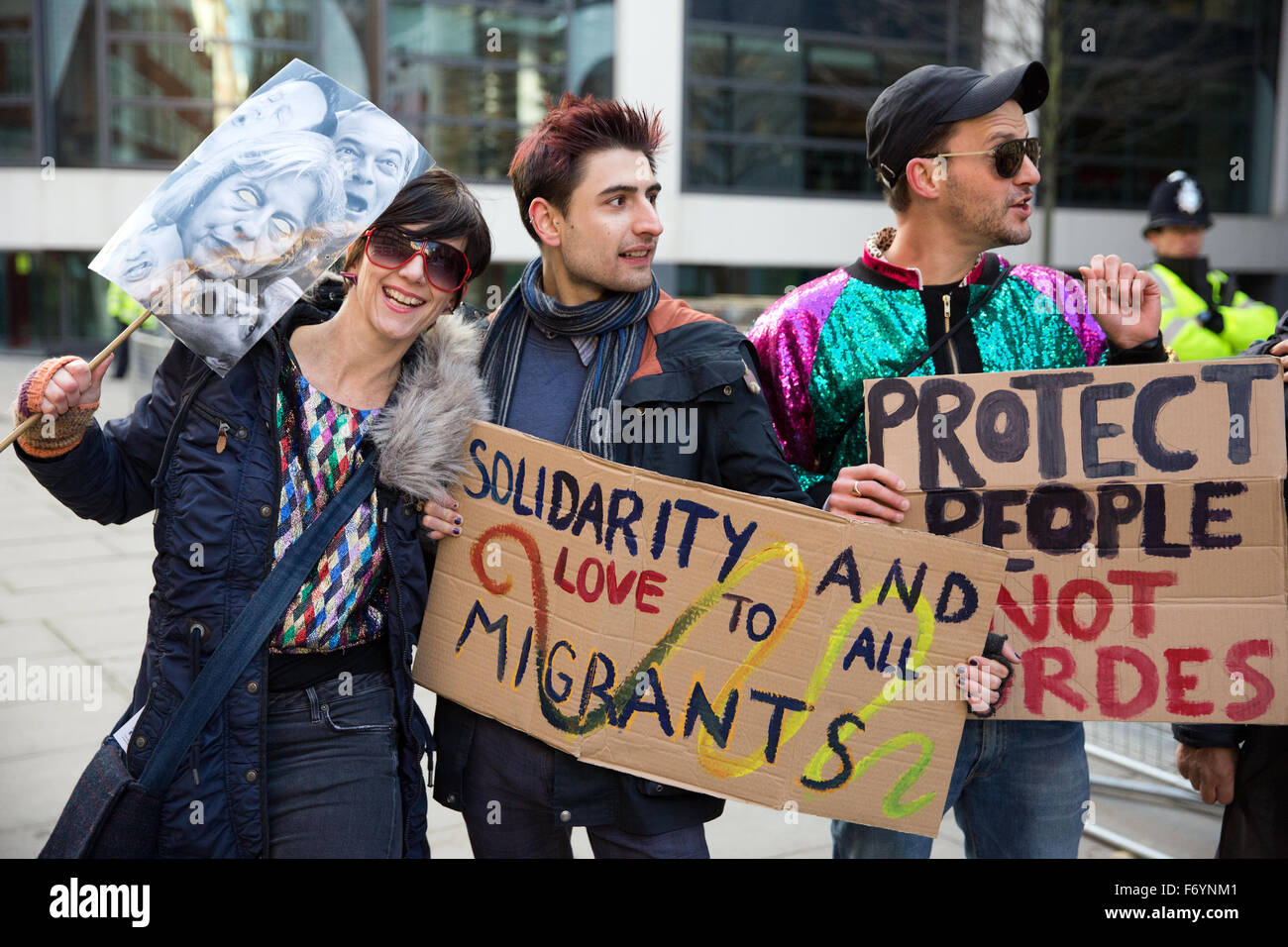 Londres, Royaume-Uni. 21 Nov, 2015. Des militants de Gays et Lesbiennes, soutenir la manifestation en solidarité avec les migrants les migrants et les réfugiés à l'extérieur du bureau à domicile contre le projet de loi sur l'Immigration. Credit : Mark Kerrison/Alamy Live News Banque D'Images