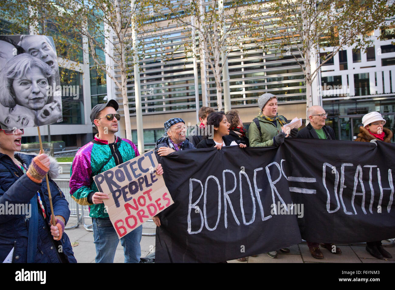 Londres, Royaume-Uni. 21 Nov, 2015. Protestation contre les militants politiques du gouvernement britannique sur l'immigration à l'extérieur du bureau à domicile. Credit : Mark Kerrison/Alamy Live News Banque D'Images