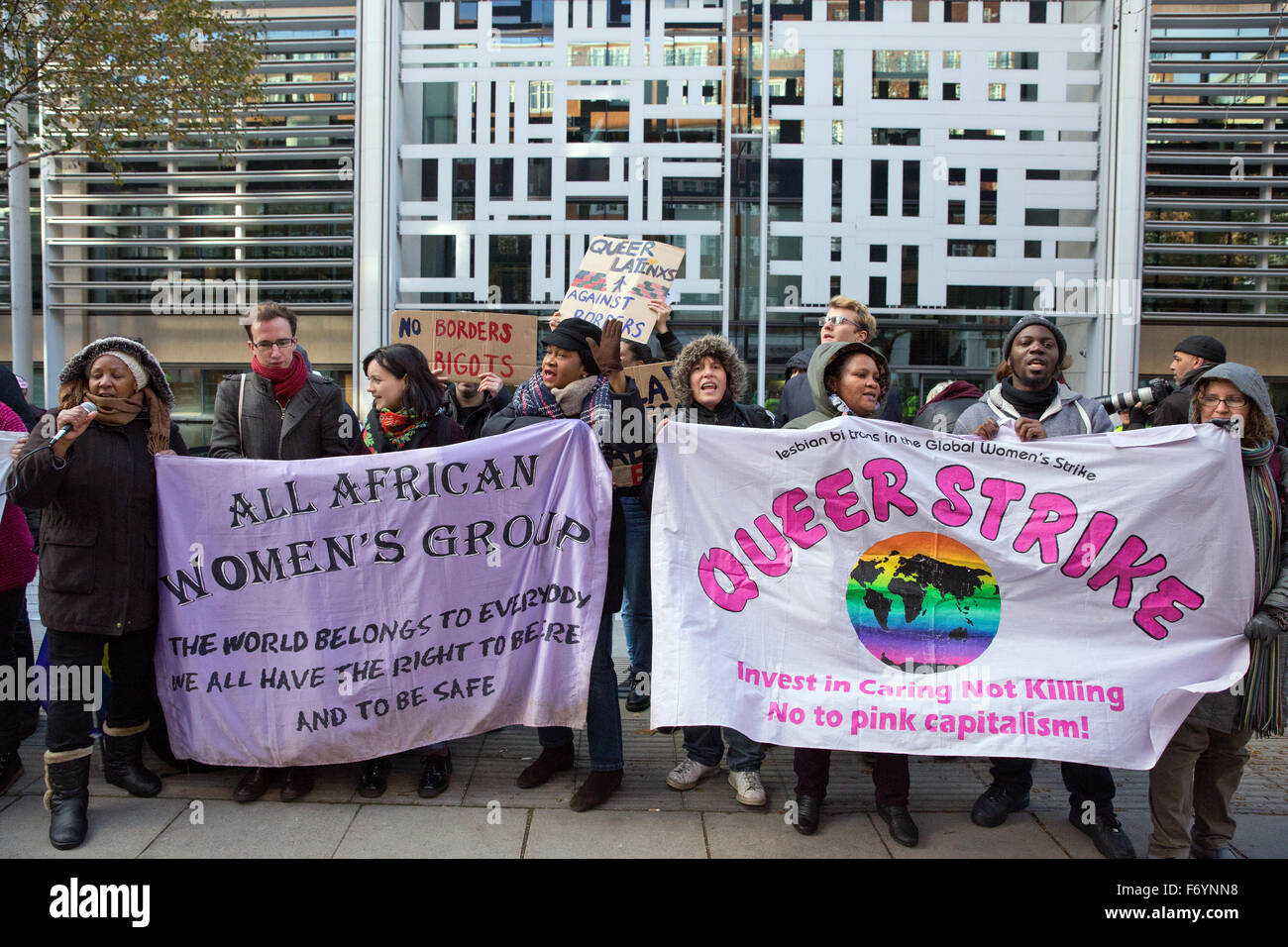 Londres, Royaume-Uni. 21 Nov, 2015. Militants de tous les groupe de femmes africaines et queer en dehors de la grève de Home Office contre le projet de loi sur l'Immigration. Credit : Mark Kerrison/Alamy Live News Banque D'Images