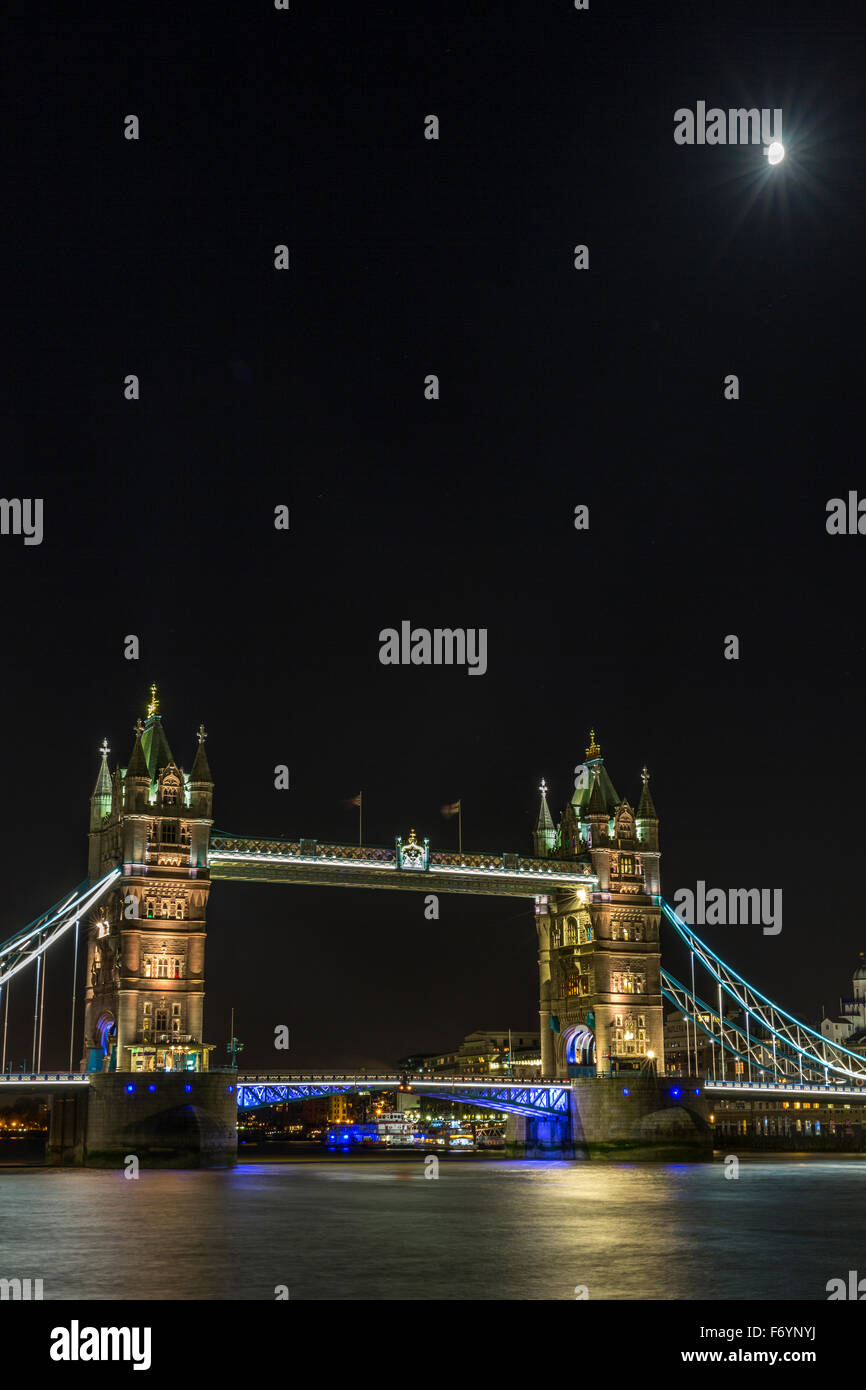 Tower Bridge avec la lune au-dessus Banque D'Images