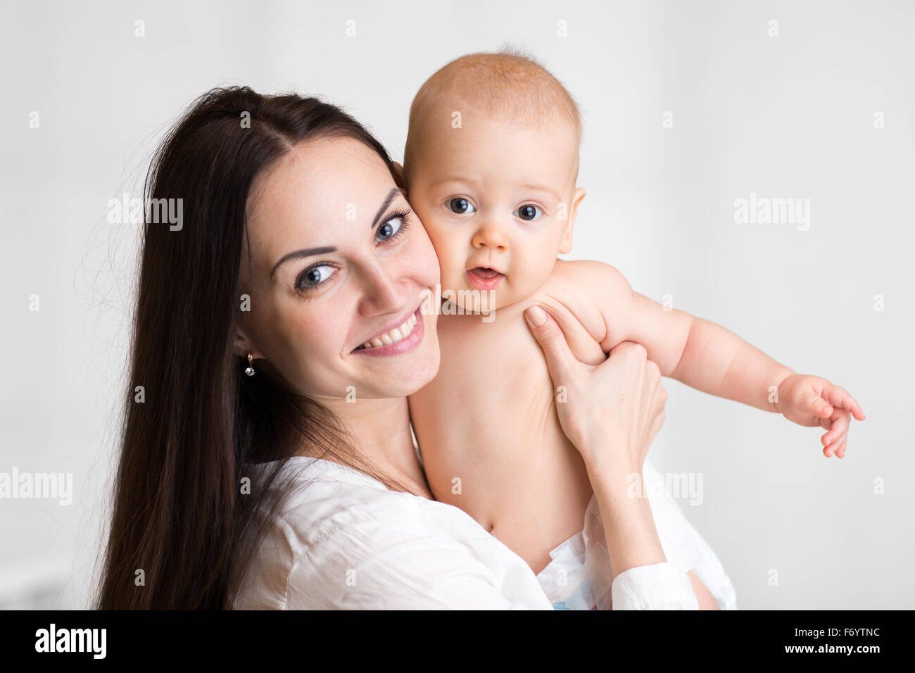 Portrait of cute little boy avec la mère, bébé avec maman, jolie femme et enfant ont un plaisir. Banque D'Images