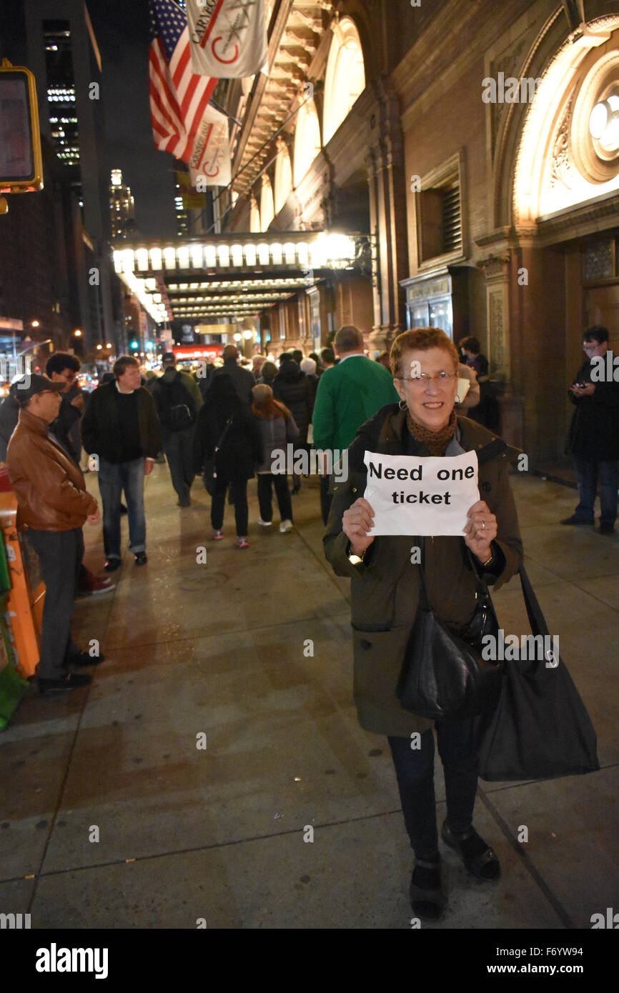 New York, USA. 21 Nov, 2015. Une femme tenant un panneau 'besoin d'un ticket' se trouve en face de Carnegie Hall à New York, USA, 21 novembre 2015. Des dizaines d'amateurs de musique espérant entendre Simon Rattle et l'Orchestre Philharmonique de Berlin cherché des billets pour le concert du samedi. L'Orchestre Philharmonique de Berlin a été célébrée à New York. Dpa : Crédit photo alliance/Alamy Live News Banque D'Images