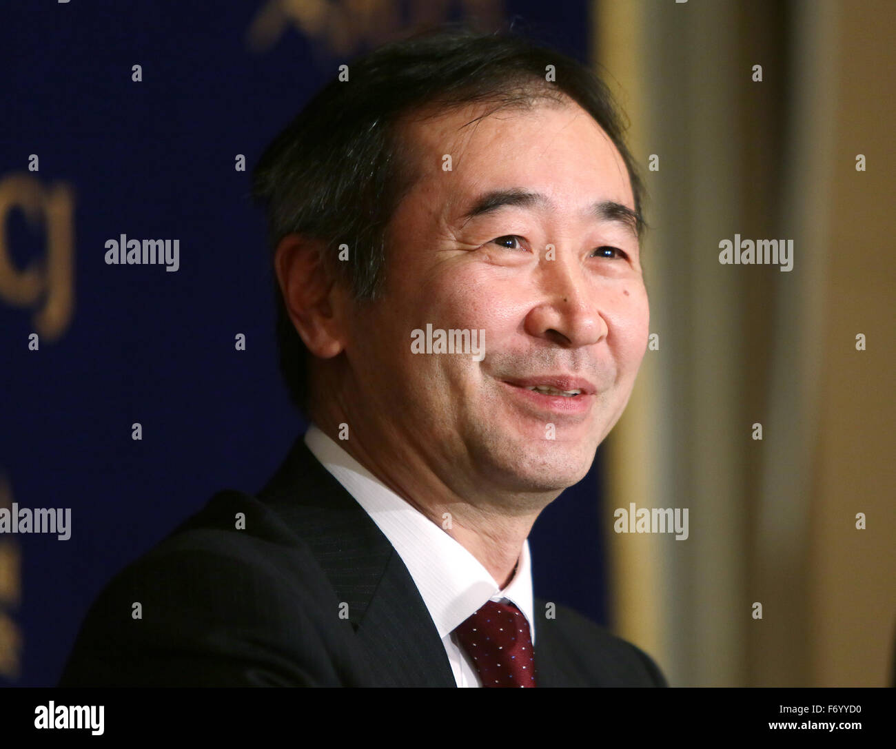 Tokyo, Japon. 20 Nov, 2015. Takaaki Kajita, qui vient de remporter le Prix Nobel de physique 2015, prend la parole lors d'une conférence de presse au Club des correspondants étrangers de Tokyos Japon le vendredi, Novembre 20, 2015. Les 56 ans, directeur de l'Institut de recherche sur les rayons cosmiques de l'Université de Tokyo a remporté le prix de physique conjointement avec Arthur B. McDonald du Canada pour la découverte d'oscillations de neutrinos, qui montre que les neutrinos ont une masse. © Haruyoshi Yamaguchi/AFLO/Alamy Live News Banque D'Images