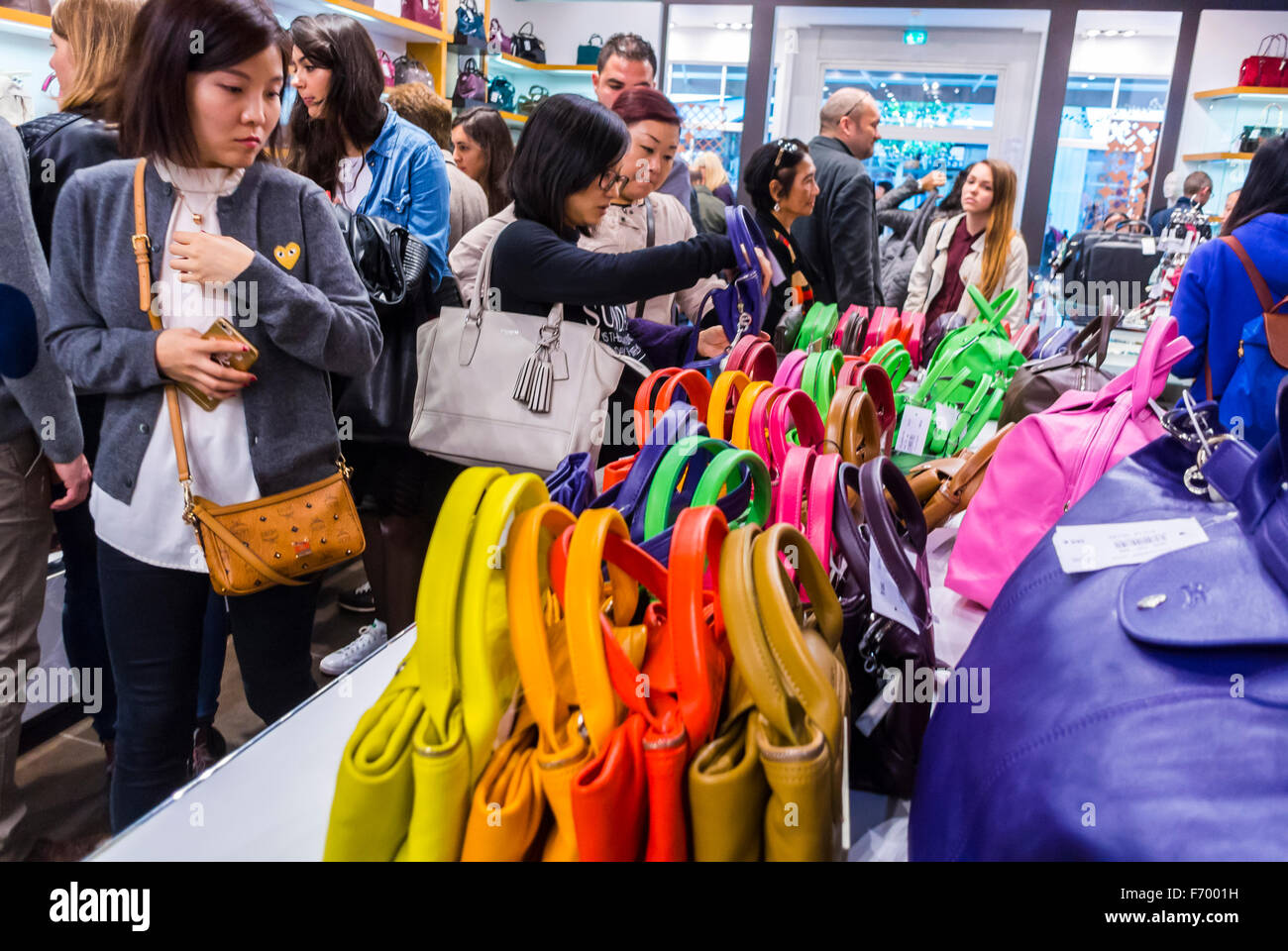 Paris, France, foule de femmes chinoises dans Shopping Outlet Mall, centre  commercial, 'La Vallée Village', Marne-la-Vallée, "Longchamp" à la  collection de sacs à main, à l'intérieur Photo Stock - Alamy