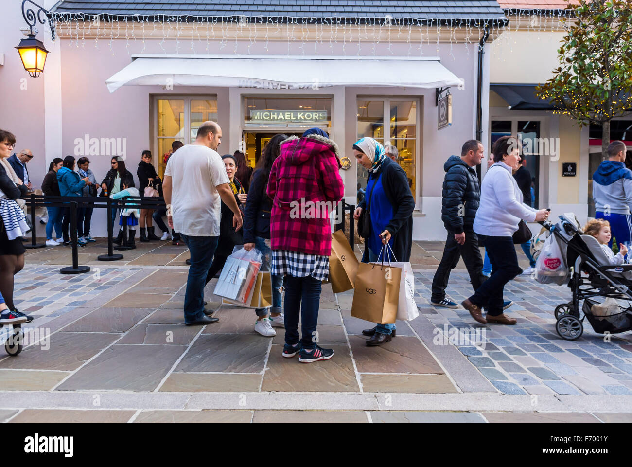 Paris, France, une foule de gens Shopping dans les magasins d'usine de  luxe, Centre commercial, 'la Valleé Village', en banlieue, Marne-la-Vallée,  Scène de rue, rue de banlieue Photo Stock - Alamy