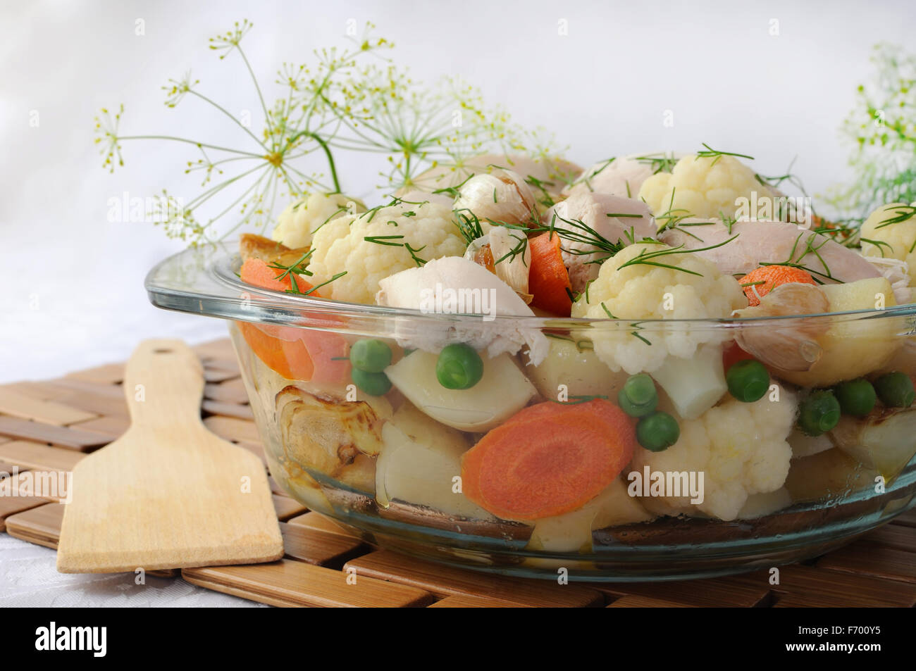 Des légumes grillés avec des tranches de poulet et le fenouil dans une casserole Banque D'Images