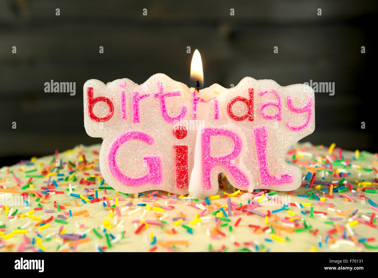 Sweet gâteau fait maison et des bougies d'anniversaire 'girl' Banque D'Images