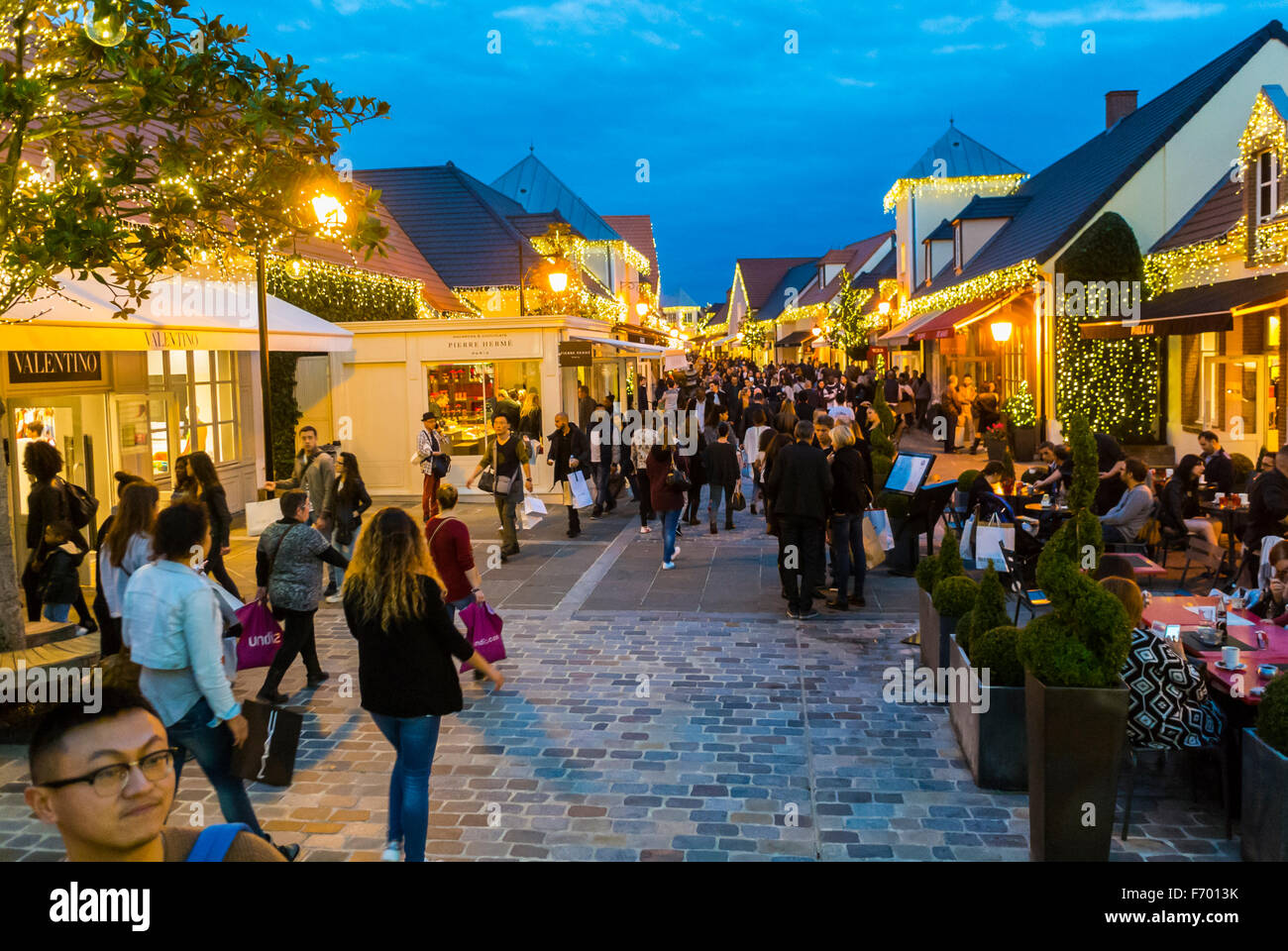 Paris, France, foule de gens Shopping in Luxury Outlet Mall, centre commercial, 'La Vallée