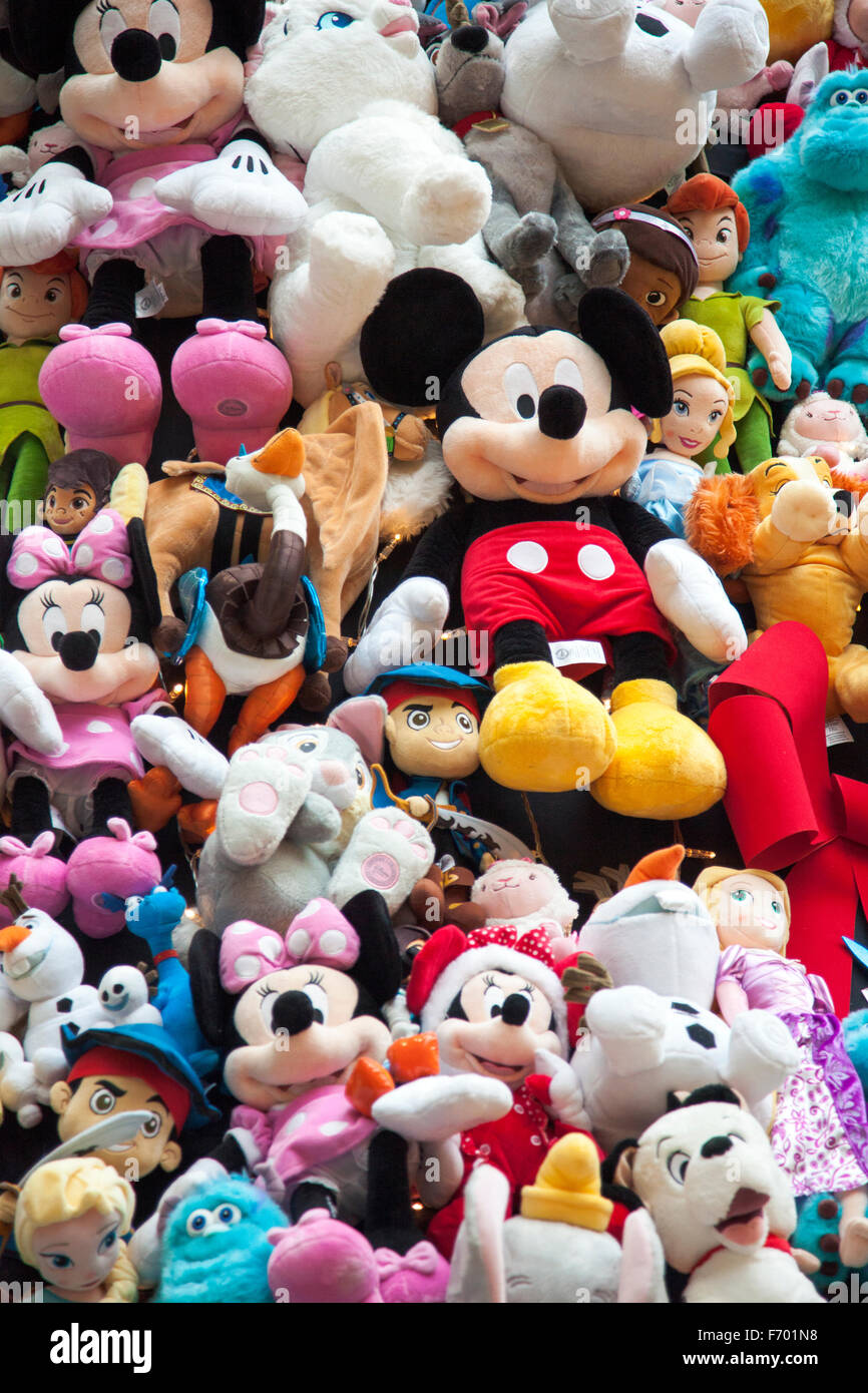 Personnages de Disney des jouets mous qui constituent l'arbre de Noël de Disney de 2015 à St Pancras International Station Banque D'Images