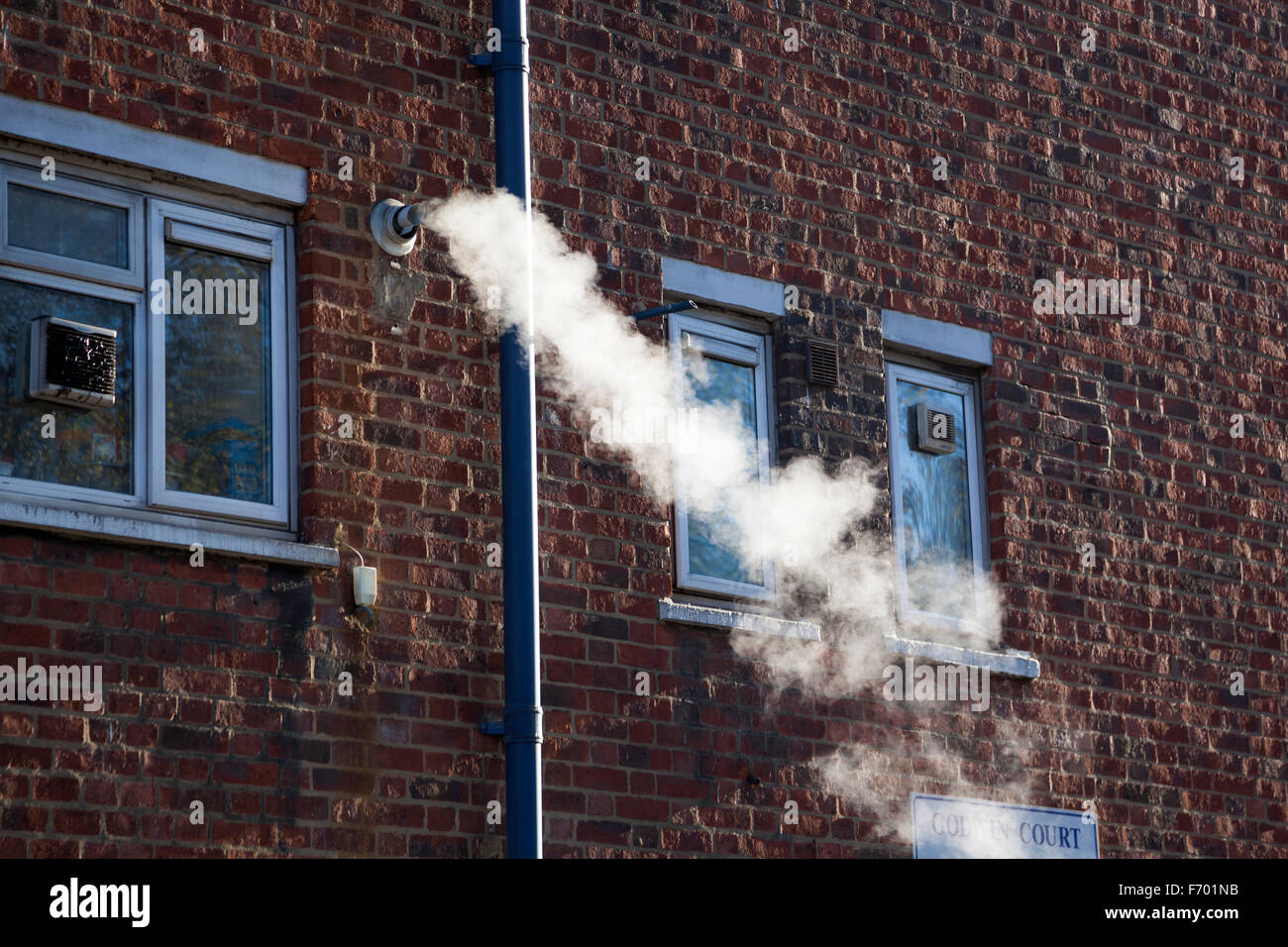 Cuisine vapeur s'échappant de la ventilation dans un bâtiment résidentiel Banque D'Images