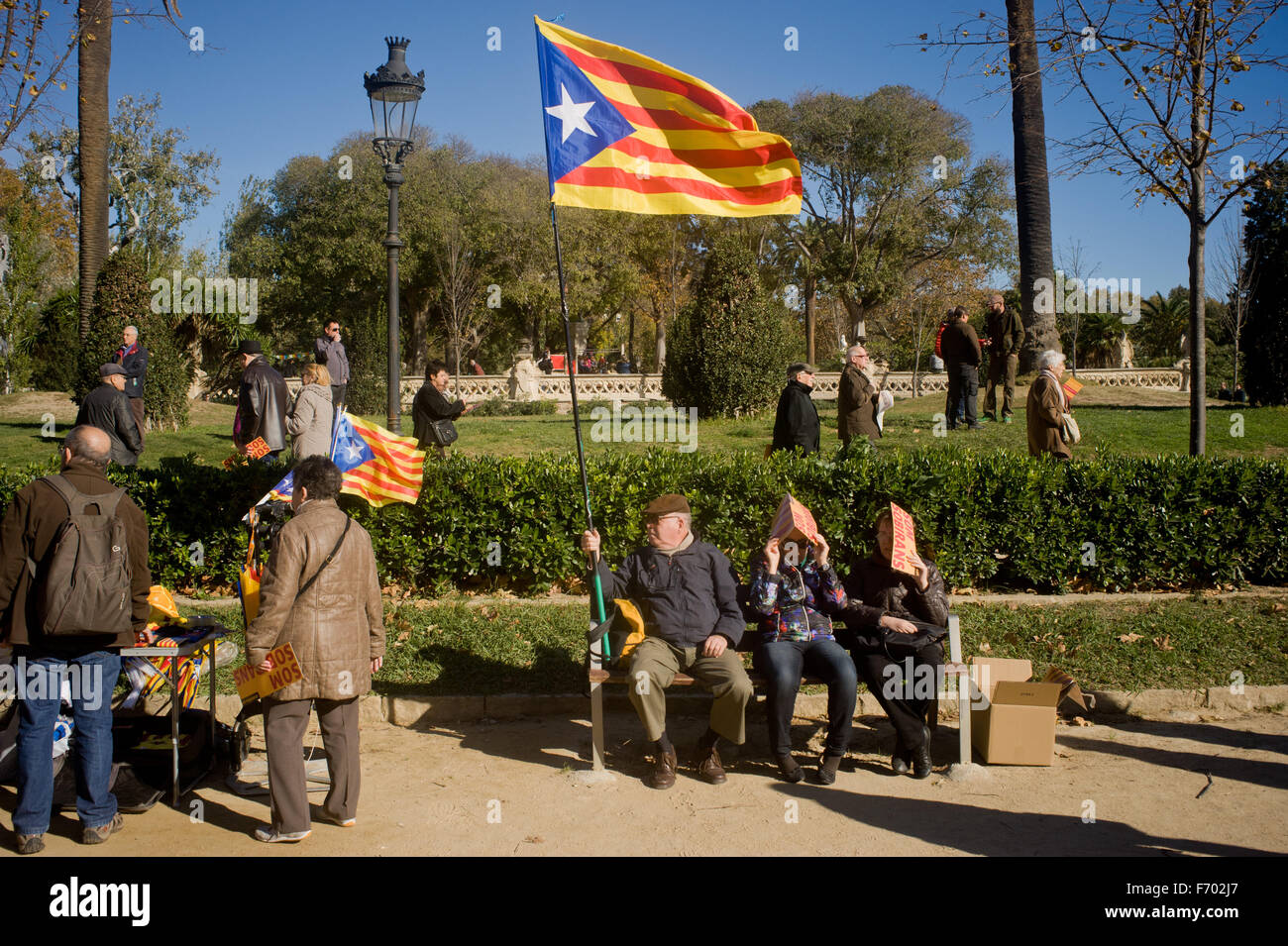 Un homme tient un drapeau estelada (symbole de l'indépendance catalane) au Parc de la Ciutadella de Barcelone, Espagne. Banque D'Images