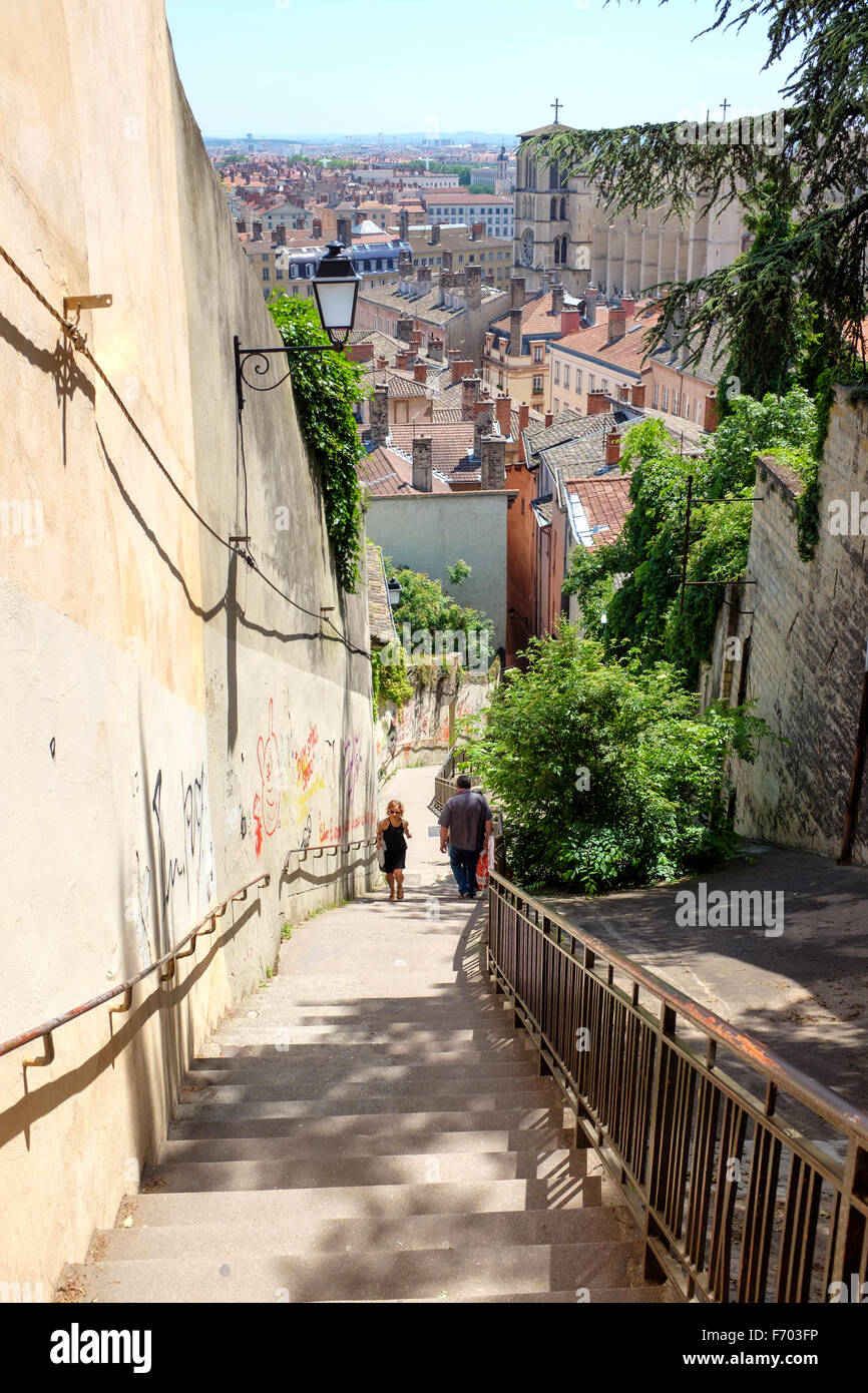 Escaliers vers le haut de la colline du Vieux Lyon à la Basilique Notre  Dame de Fourvière, France Photo Stock - Alamy
