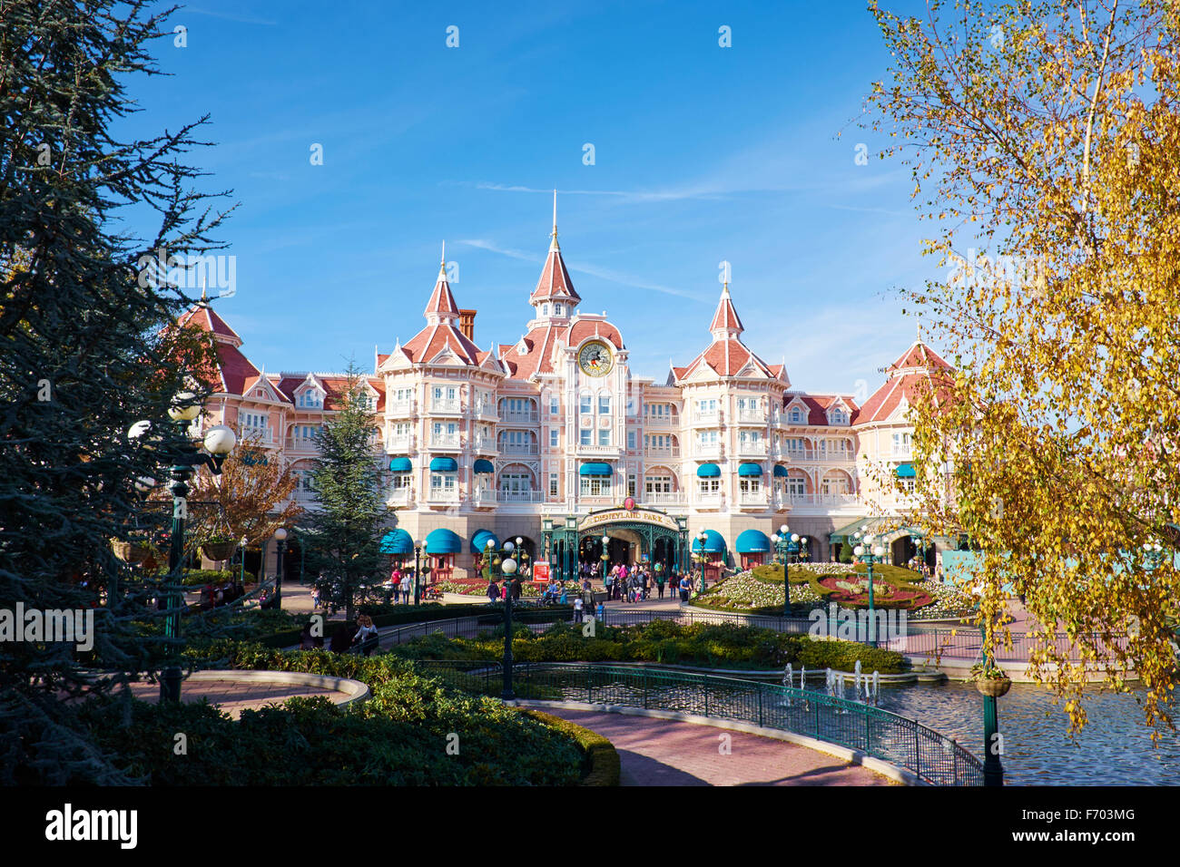 porte vue de l'intérieur avec les verrous - Photo de Disney Hotel Cheyenne,  Marne-la-Vallée - Tripadvisor