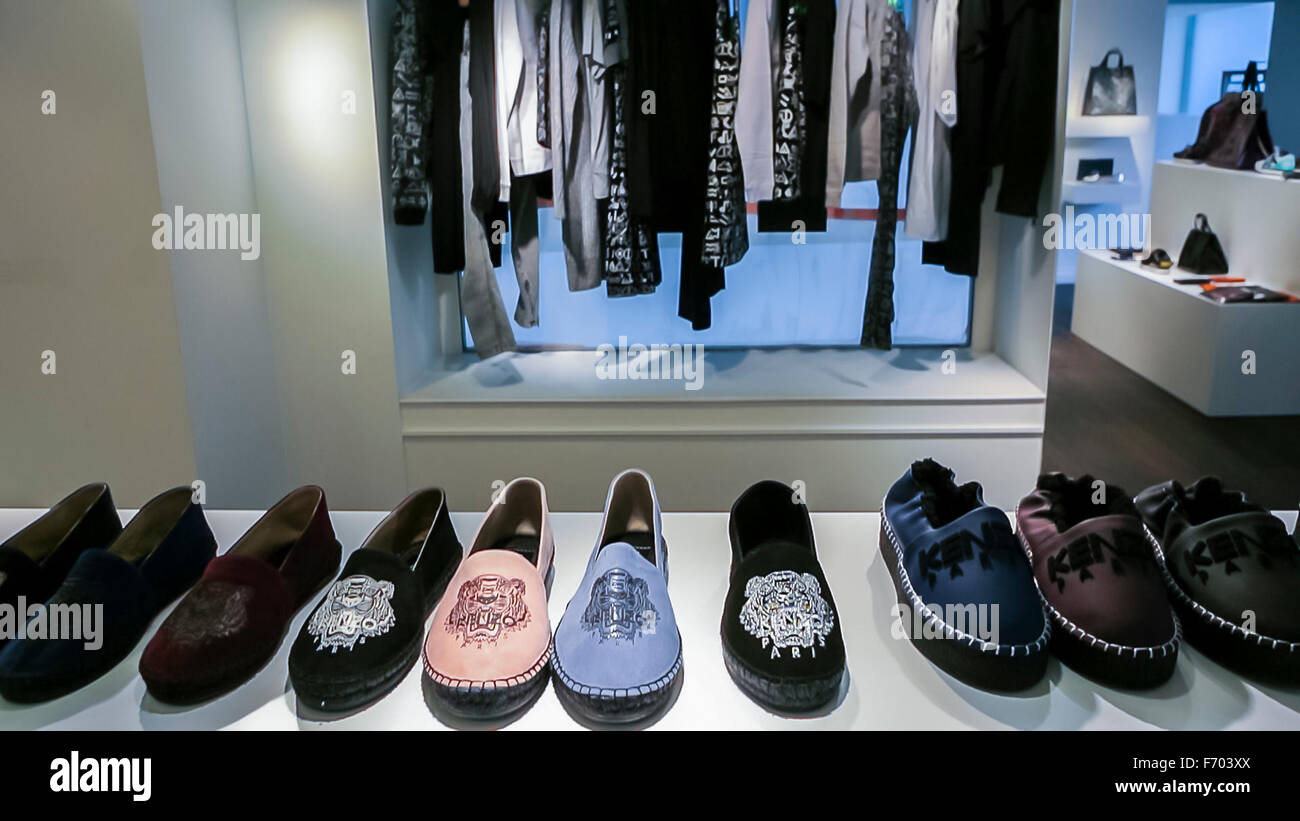 Paris, France, Chaussures de vêtements, Designer de mode français, Kenzo,  Chaussons à l'intérieur de la boutique Photo Stock - Alamy