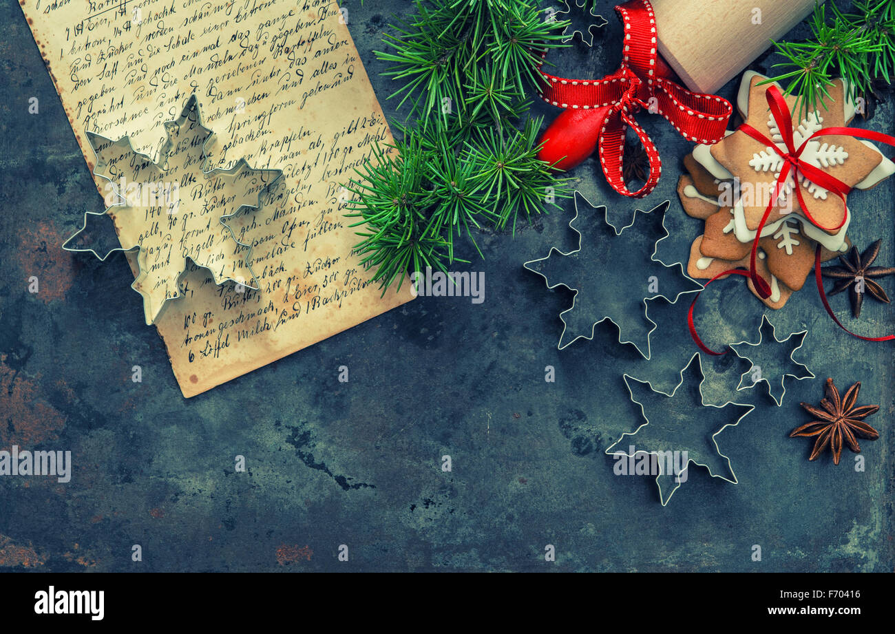 La nourriture de Noël. Outils de cuisson, livre de recettes, rouleau à pâtisserie et d'un emporte-pièce. Photo couleur style rétro Banque D'Images