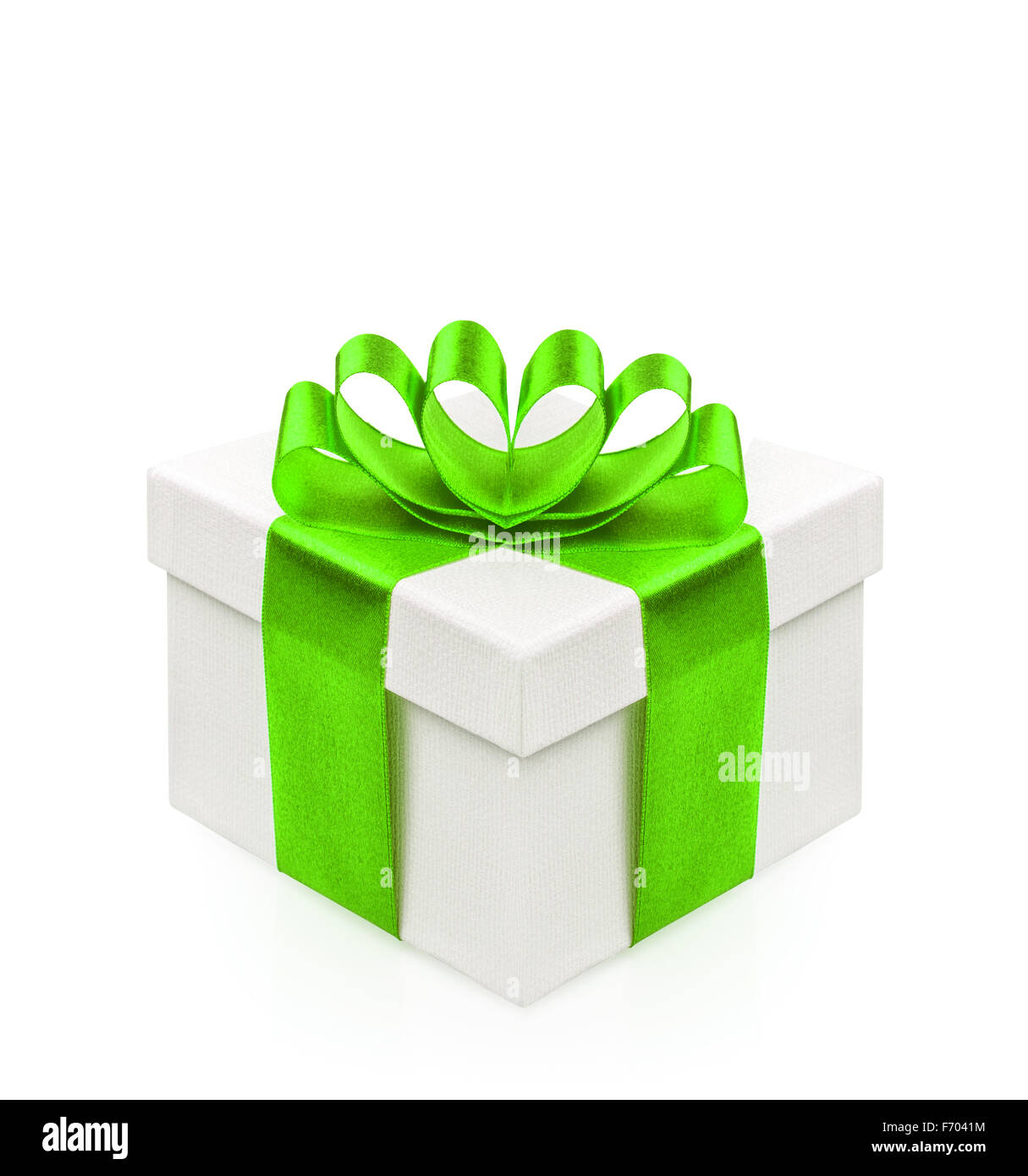 Boîte-cadeau avec ruban vert arc isolé sur fond blanc. Décoration de vacances Banque D'Images
