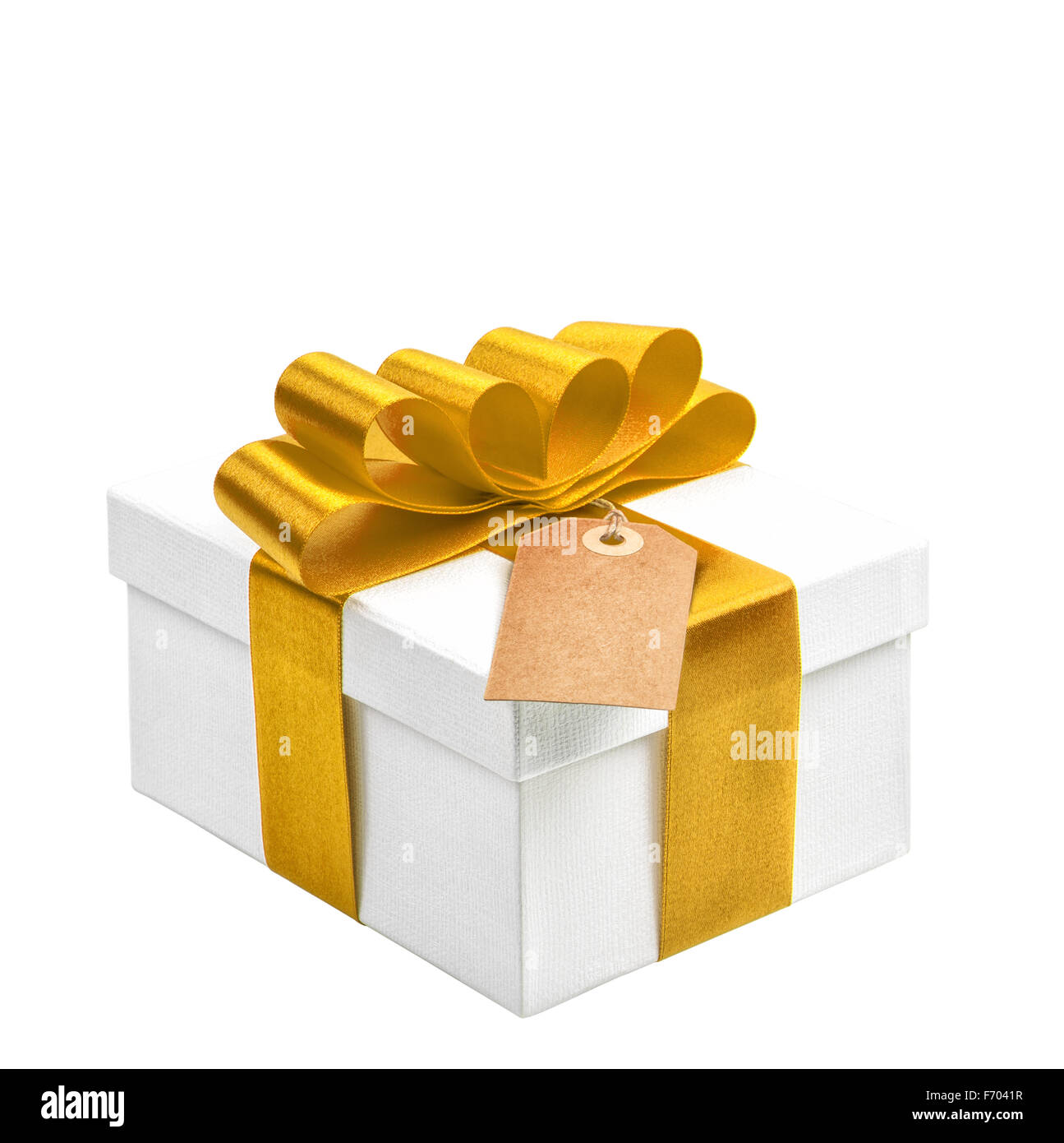 Boîte-cadeau avec du ruban d'or jaune et bow tag isolé sur fond blanc sans ombre et de réflexion Banque D'Images