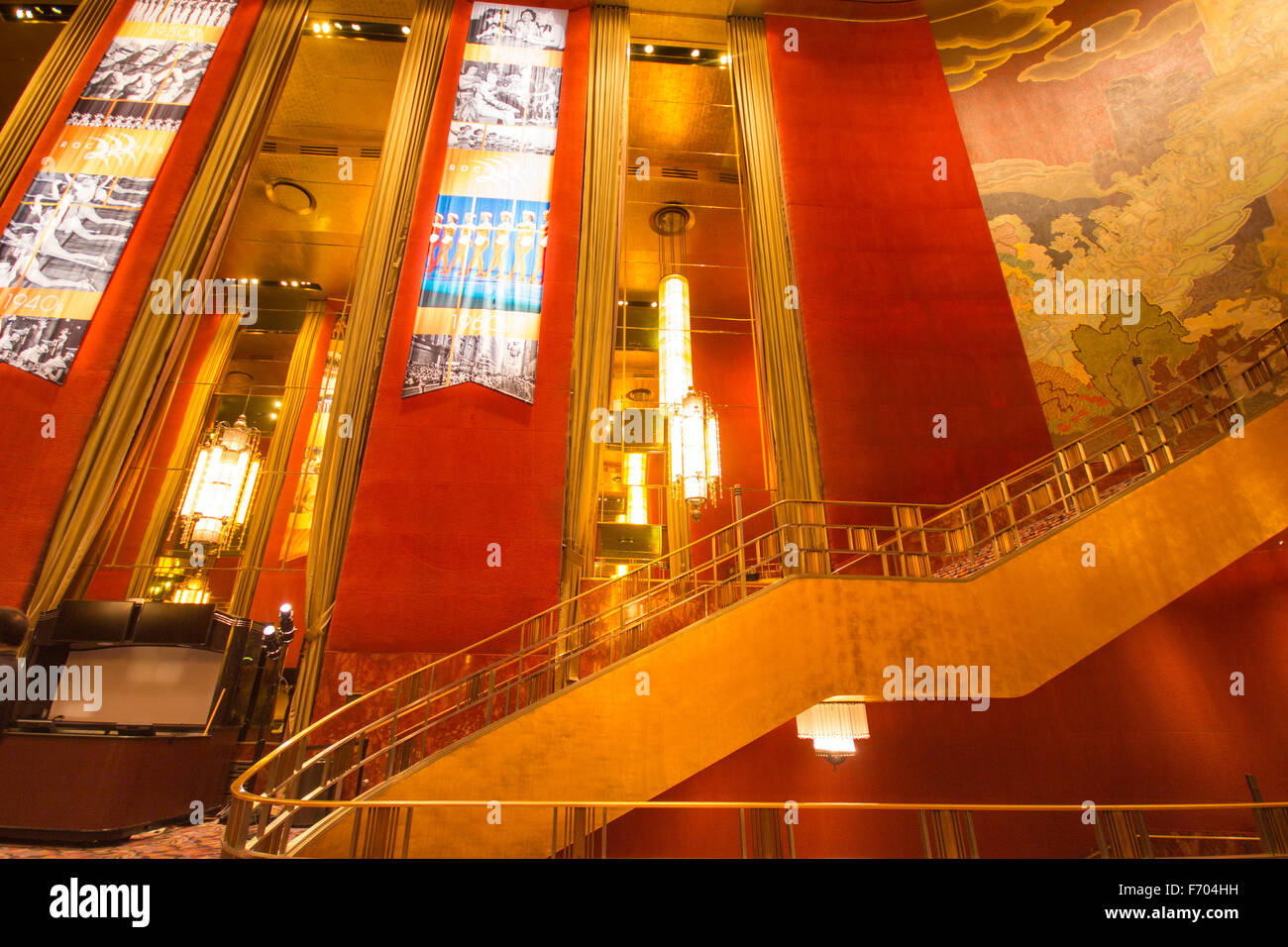 Voir d'escaliers et murs richement décoré à l'historique Radio City Music Hall de New York City Banque D'Images