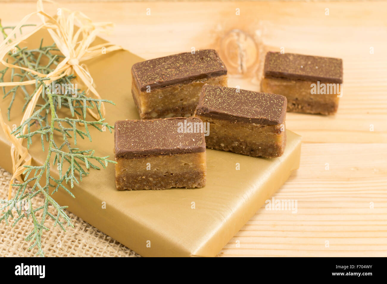 Bonbons doux traiter et chocolat sur un fond de bois Banque D'Images