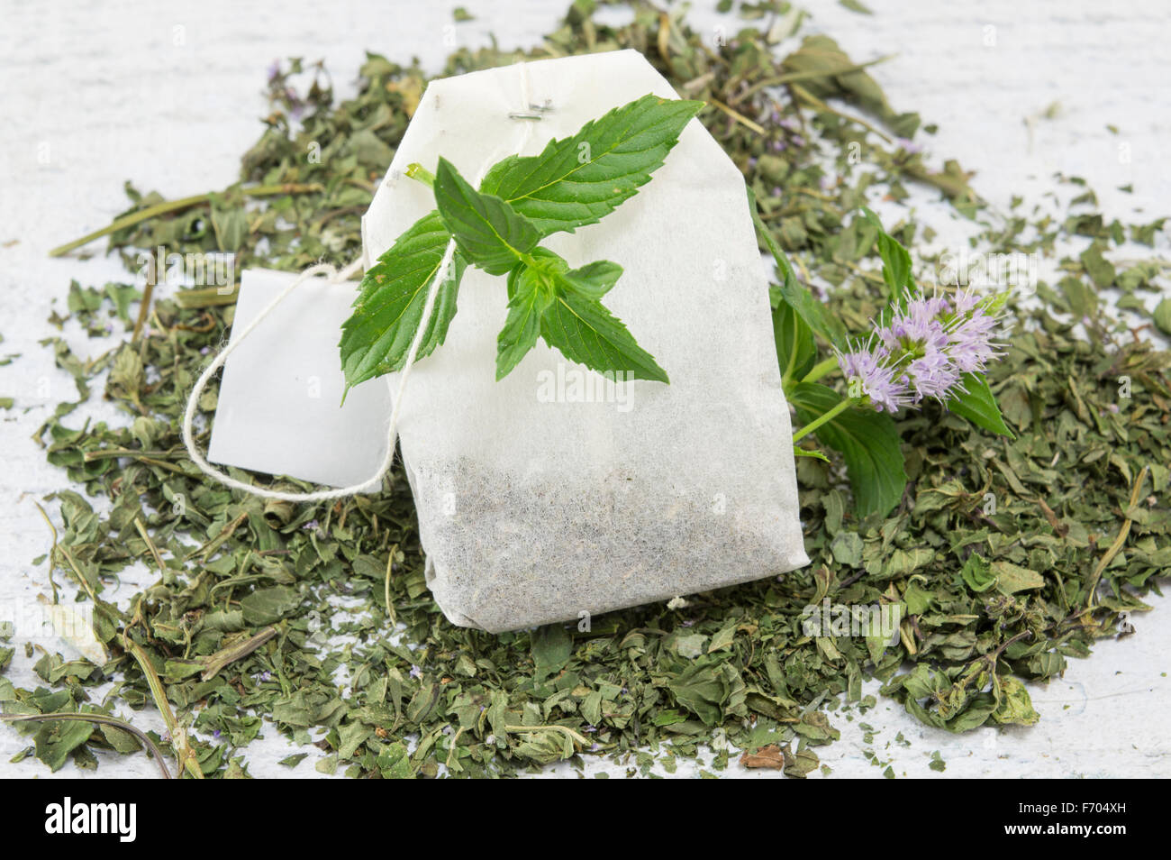 Sachet de thé de menthe et de menthe fraîche sur la table végétale Banque D'Images