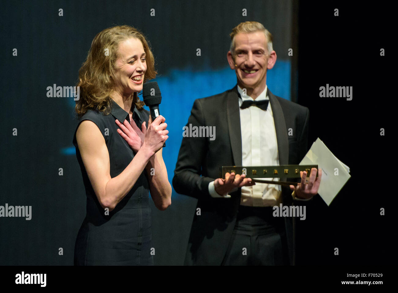 Sarrebruck, Allemagne. 14Th Nov, 2015. Chorégraphe Bridget Breiner se réjouit sur son prix de Meilleur Chorégraphe pour 'Charlotte Salomon : La mort et le peintre' dans le Music Theater im Revier à Gelsenkirchen au stade Allemand Association's Theatre Award cérémonie dans le Staatstheater de Sarrebruck, Allemagne, 14 novembre 2015. Bernd hôte Moss est à droite. Photo : Oliver Dietze/dpa/Alamy Live News Banque D'Images