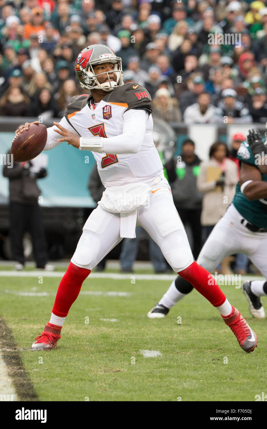 Philadelphie, Pennsylvanie, USA. 22 Nov, 2015. Tampa Bay Buccaneers quarterback Jameis Winston (3) lance la balle au cours de la NFL match entre l'équipe des Tampa Bay Buccaneers et les Philadelphia Eagles au Lincoln Financial Field à Philadelphie, Pennsylvanie. Christopher Szagola/CSM/Alamy Live News Banque D'Images