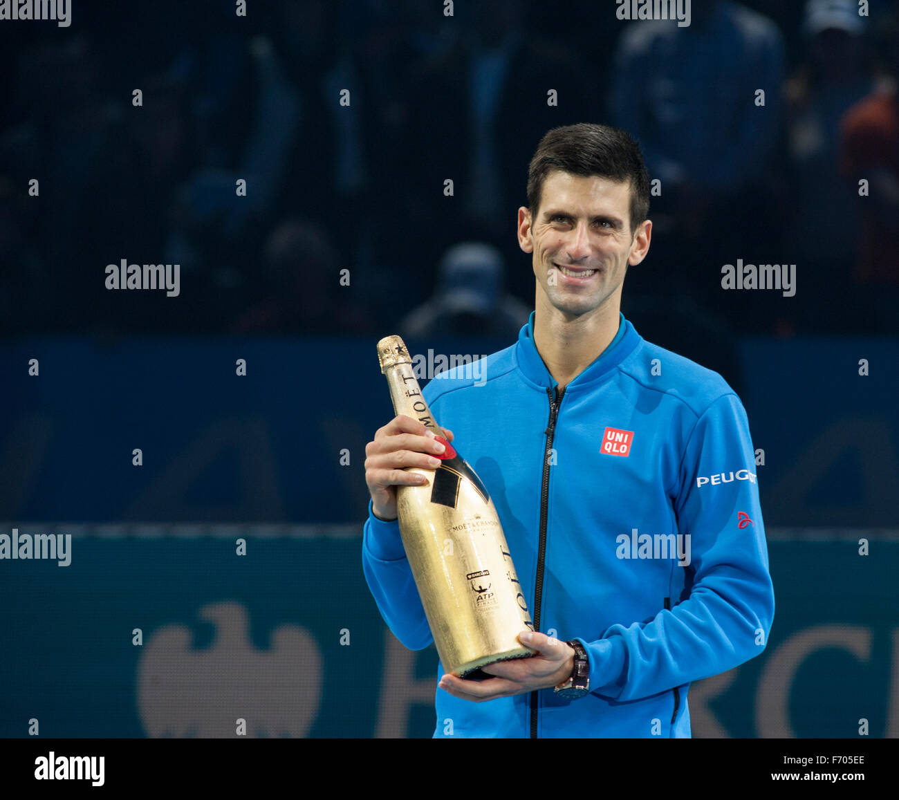 O2 Arena, London, UK. 22 novembre, 2015. Barclays ATP World Tour finals. Novak Djokovic bat Roger Federer de prendre le trophée des vainqueurs. Credit : sportsimages/Alamy Live News Banque D'Images