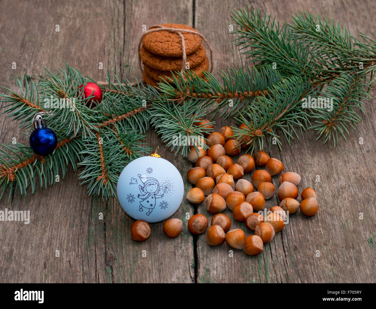 La cuisson, nucules, de décorations de Noël et de conifères, de la direction générale de la vie encore Banque D'Images