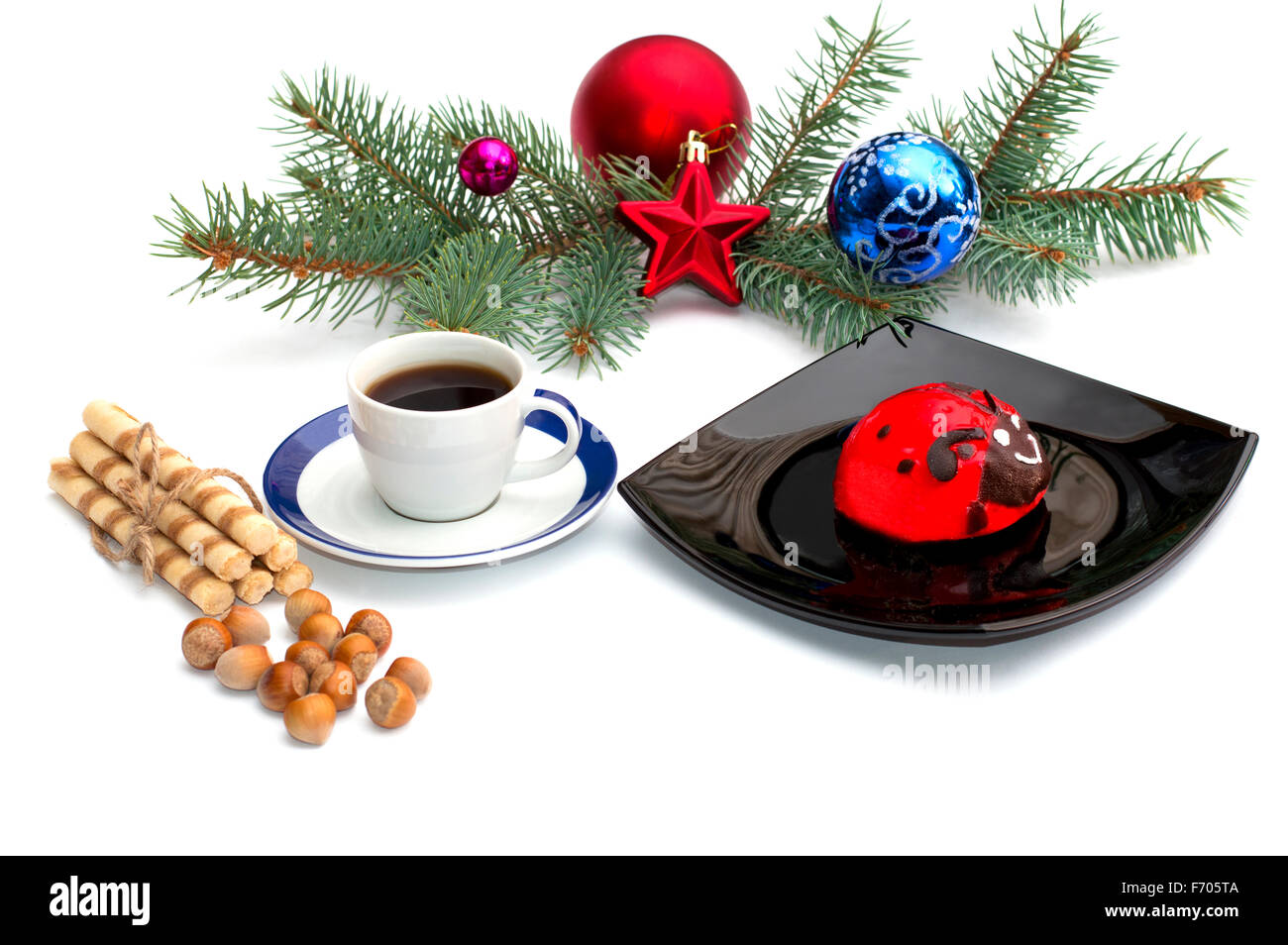 Plaque avec gâteau rouge, café et de décorations de Noël sur une branche de conifères, une nature morte, l'objet Noël et Nouvel An Banque D'Images