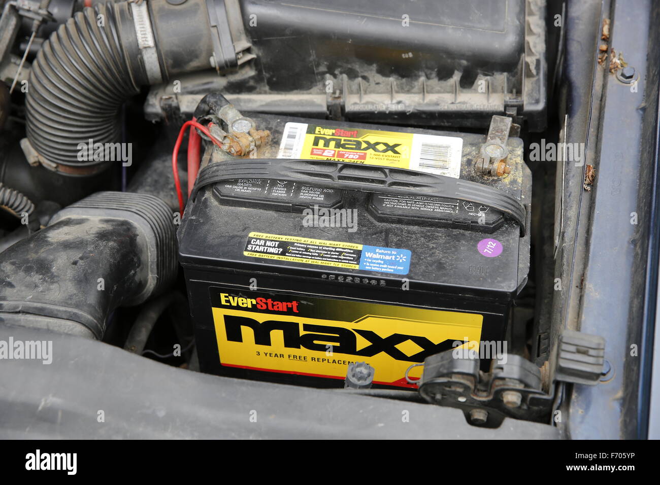 Face à une batterie de voiture morte Photo Stock - Alamy