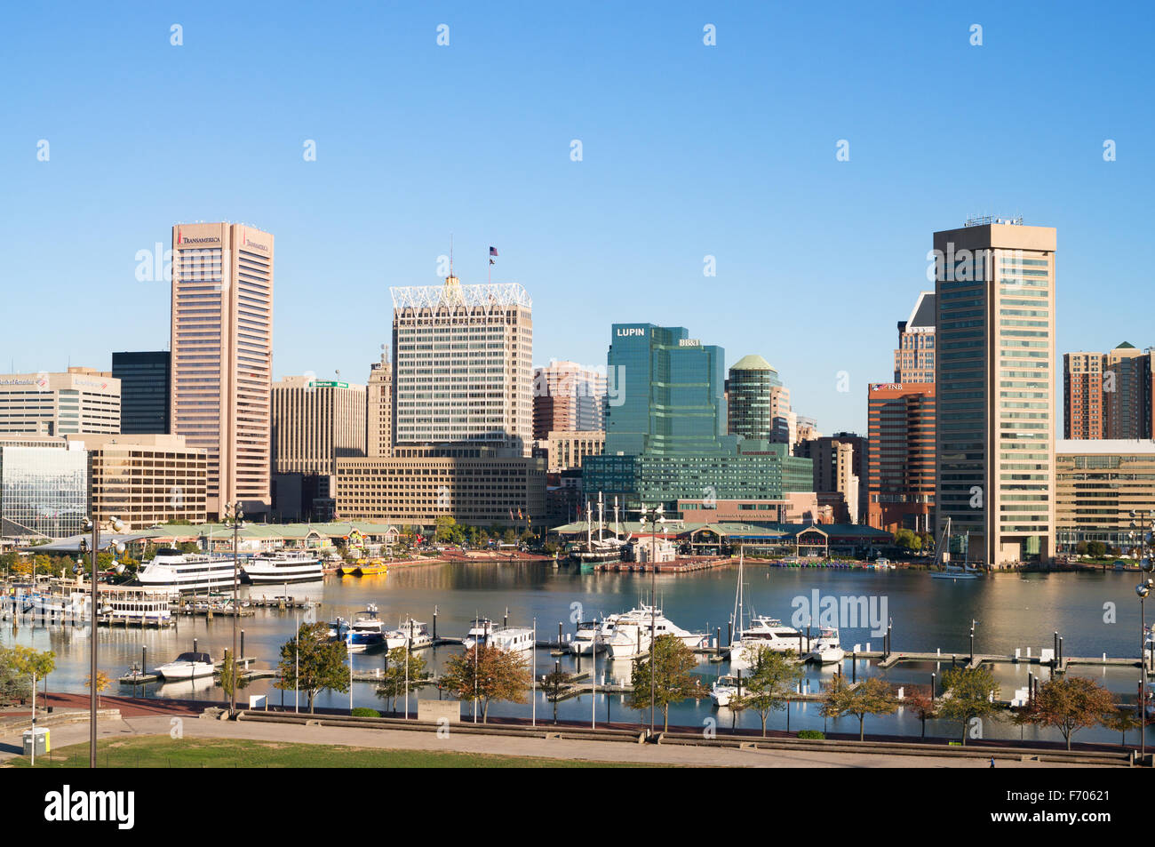 Baltimore Inner Harbor et sur les toits de la ville, Maryland, USA Banque D'Images