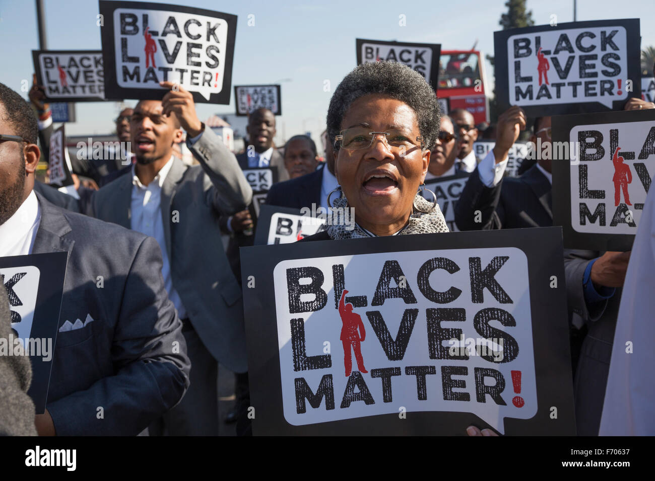 Los Angeles, Californie, USA, le 19 janvier 2015, 30ème Royaume de Martin Luther King Day Parade, les femmes détiennent panneau 'Black vit" Banque D'Images