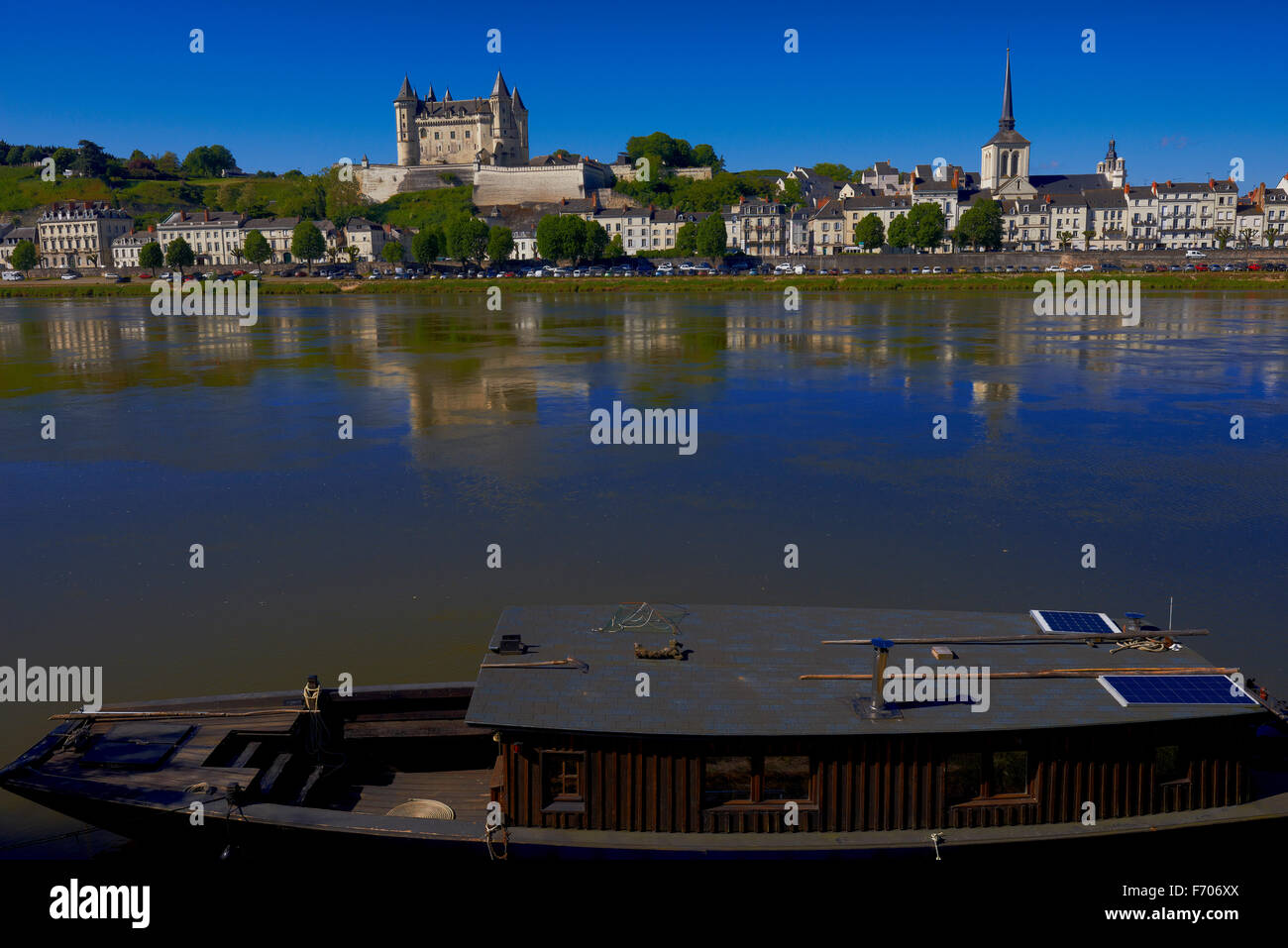 Saumur, château, bateau traditionnel, le château de Saumur, le château de Saumur, Maine et Loire, Loire, Loire, Val de Loire, UNE Banque D'Images