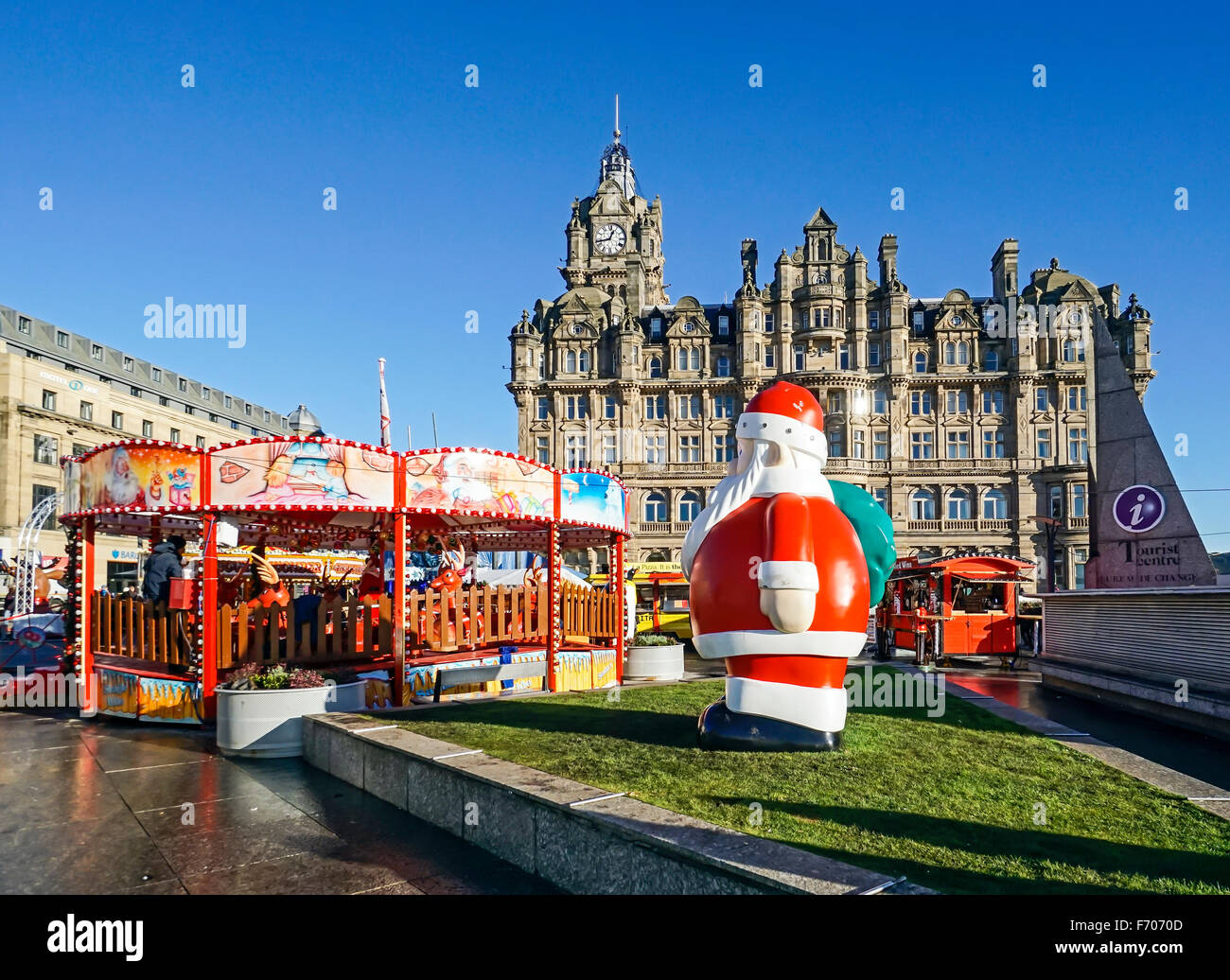 Marché de Noël d'Edimbourg 2015 sur le dessus, de Waverley Centre commercial avec le Père Noël et en carriole Banque D'Images