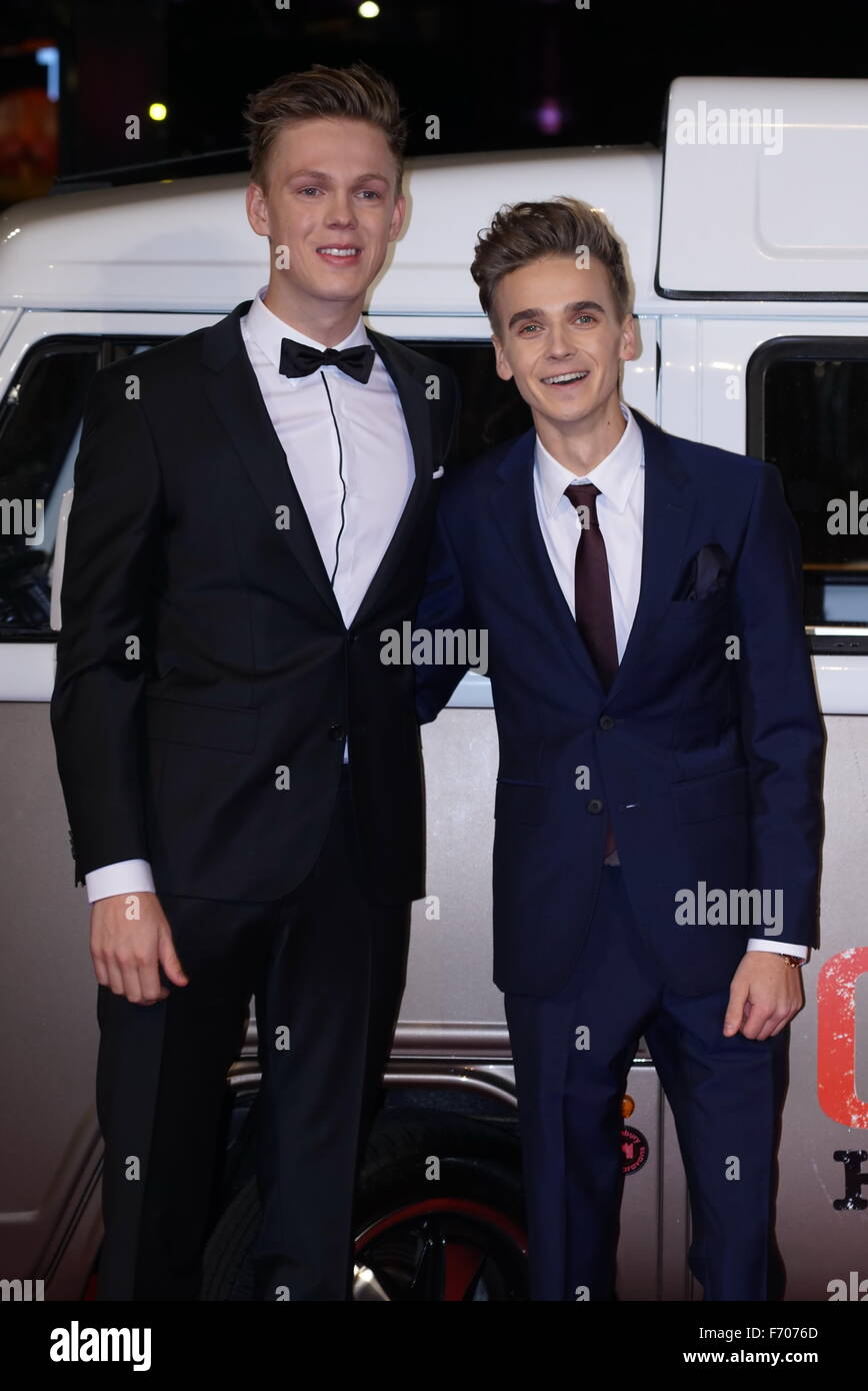 Londres, Royaume-Uni. 22 novembre, 2015. Joe Sugg , Caspar Lee assiste à la première mondiale de Joe & Caspar prend la route à l'Empire, Leicester Square, Londres. Credit : Voir Li/Alamy Live News Banque D'Images