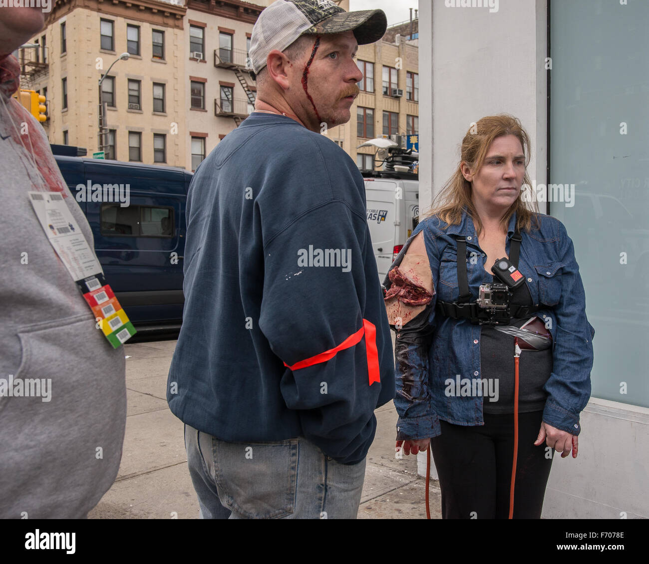 Les victimes simulées avec stand tags tri autour du cou après avoir été retiré de la zone de danger de l'exercice de lutte contre le terrorisme. NYC première res-réfléchit à partir de la NYPD et FDNY ont organisé une "prévu de longue date contre le terrorisme des tireurs actifs percer sur le Lower East Side de Manhattan ; après l'observation de l'exercice, le maire de New York Bill De Blasio, NYPD Commissaire Bill Bratton et le secrétaire américain à la sécurité intérieure Jeh Johnson s'est entretenu avec la presse sur les résultats de l'exercice et son importance dans la préparation d'une éventuelle attaque terroriste à New York. (Photo par Albin Lohr-Jones Pacific Press) Banque D'Images