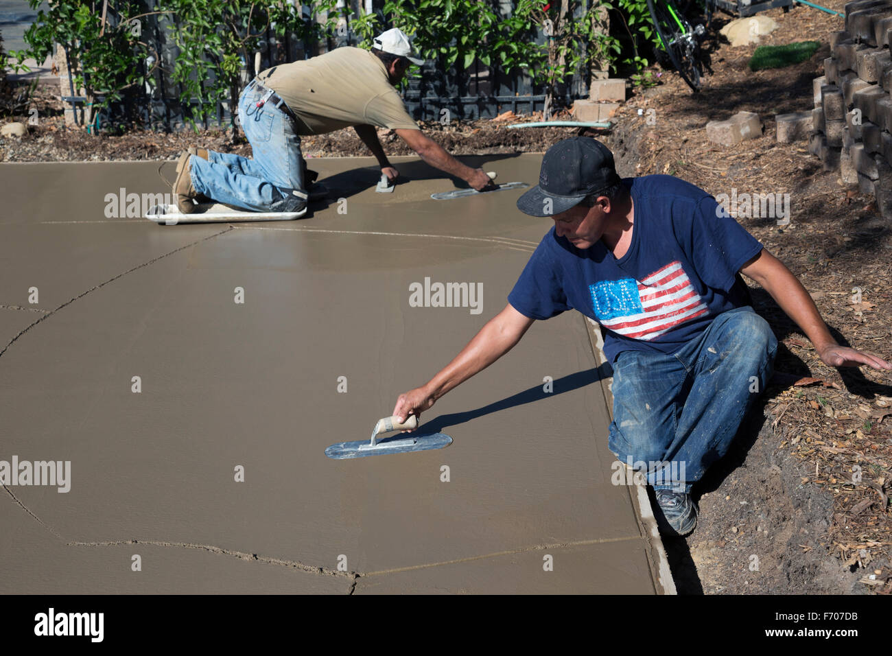 Oak View, Californie, USA, le 18 octobre 2014, les travailleurs hispaniques propagation béton béton humide pour l'entrée Banque D'Images