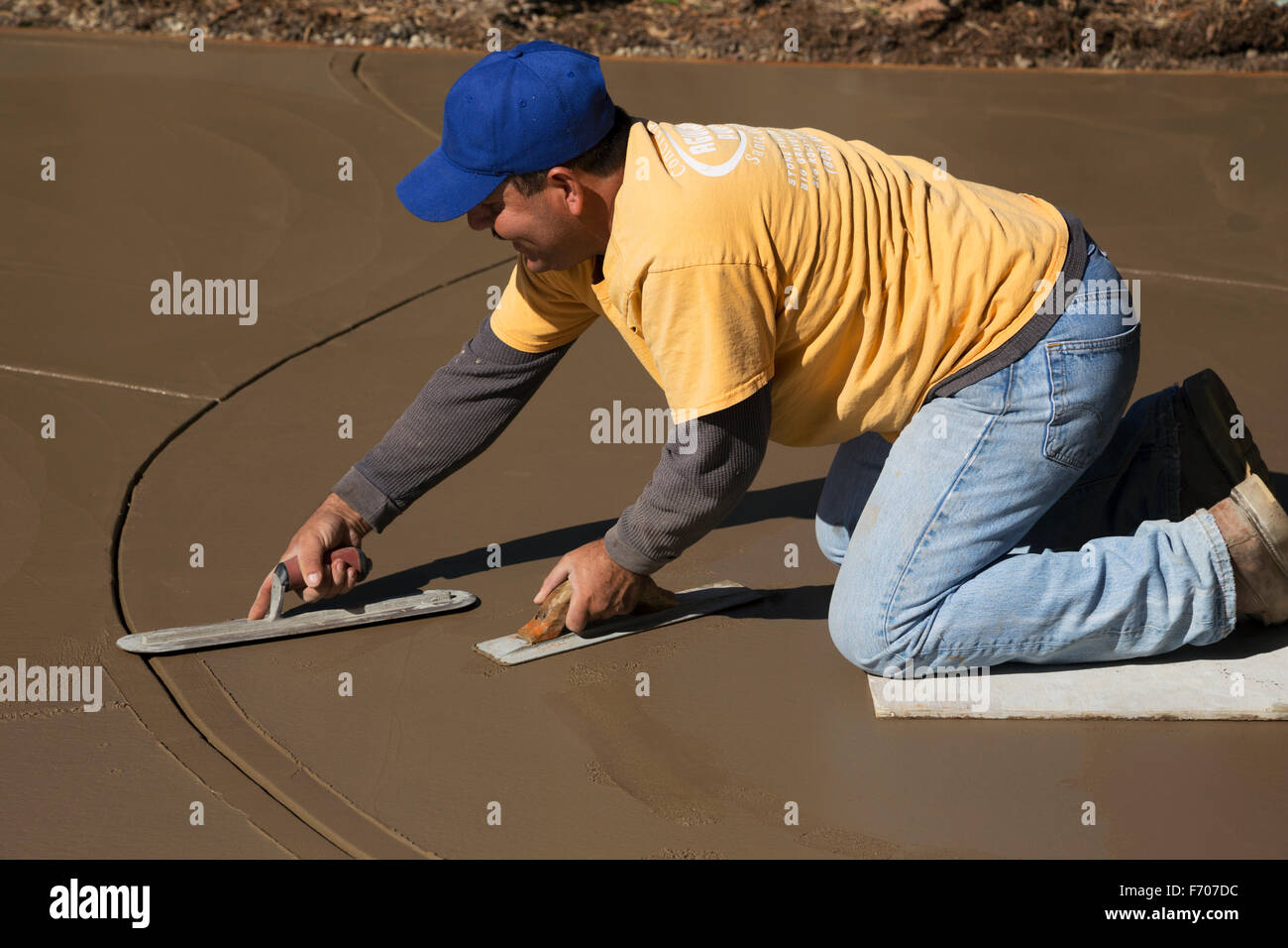 Oak View, Californie, USA, le 18 octobre 2014, les travailleurs hispaniques propagation béton béton humide pour l'entrée Banque D'Images