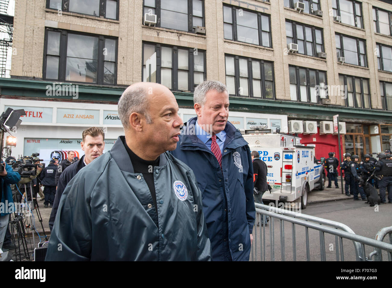 La sécurité intérieure Jeh Johnson (à gauche) et le maire Bill De Blasio (droite) arrivent à le site de forage pour observer les activités. NYC première res-réfléchit à partir de la NYPD et FDNY ont organisé une "prévu de longue date contre le terrorisme des tireurs actifs percer sur le Lower East Side de Manhattan ; après l'observation de l'exercice, le maire de New York Bill De Blasio, NYPD Commissaire Bill Bratton et le secrétaire américain à la sécurité intérieure Jeh Johnson s'est entretenu avec la presse sur les résultats de l'exercice et son importance dans la préparation d'une éventuelle attaque terroriste à New York. (Photo par Albin Lohr-Jones Pacific Press) Banque D'Images